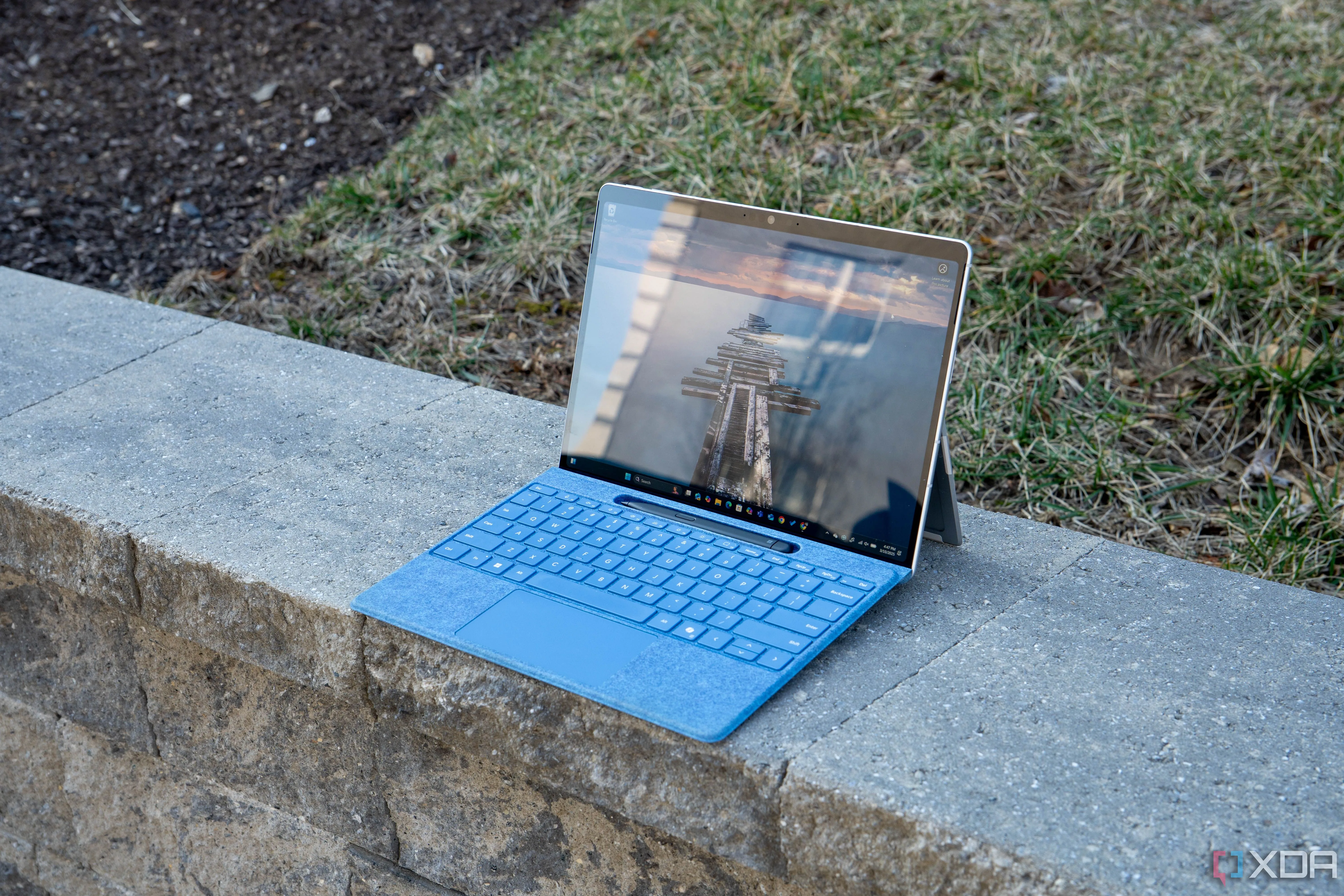 Người dùng trải nghiệm màn hình 13 inch OLED sắc nét trên Microsoft Surface Pro 11, tận dụng hiệu năng mạnh mẽ của chip Snapdragon X Elite.