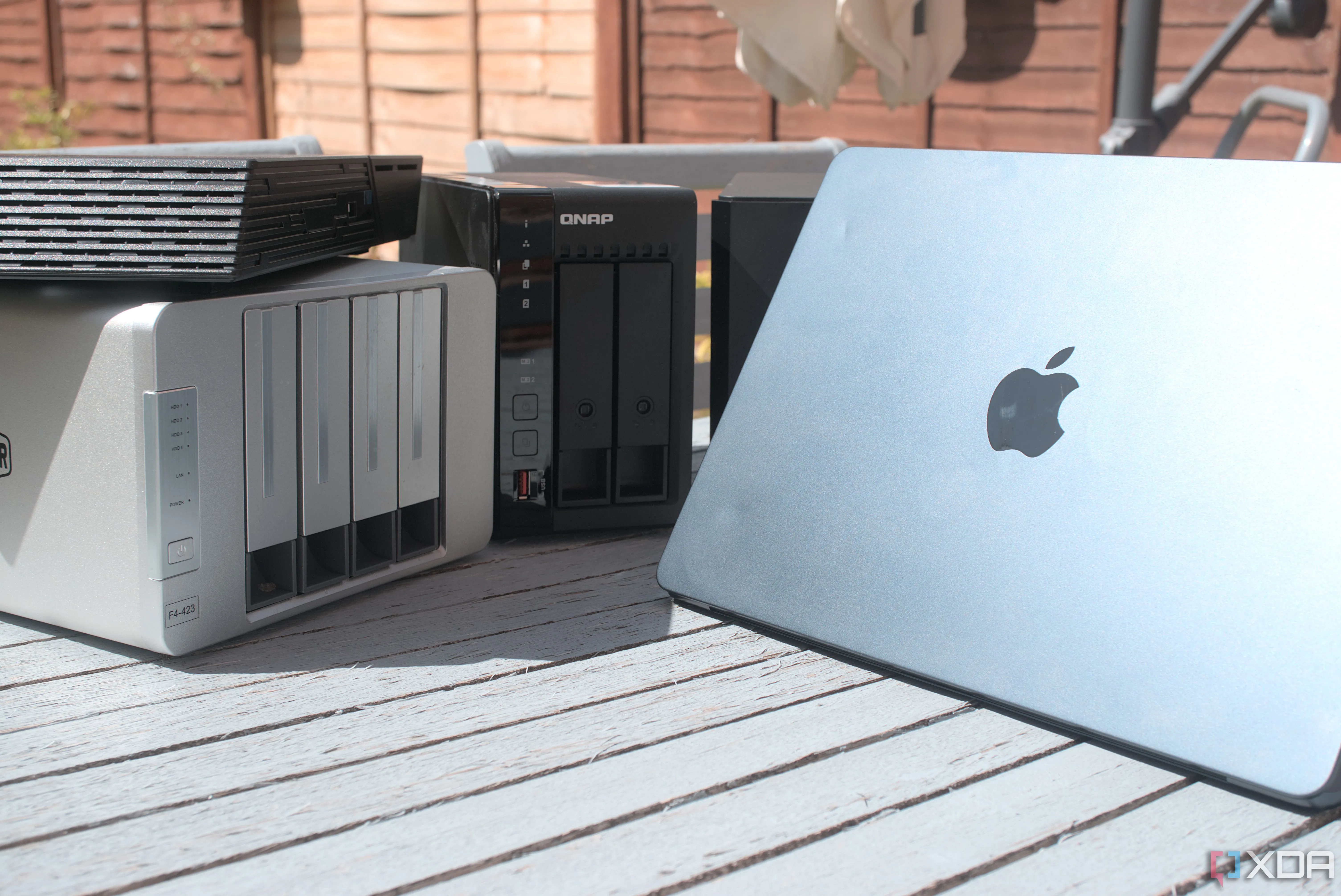 Người dùng truy cập dữ liệu trên NAS từ MacBook, minh họa tích hợp hệ thống tệp với thiết bị cá nhân