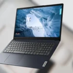 Người sử dụng trình duyệt internet trên laptop Lenovo IdeaPad 1i màu xám Storm Grey