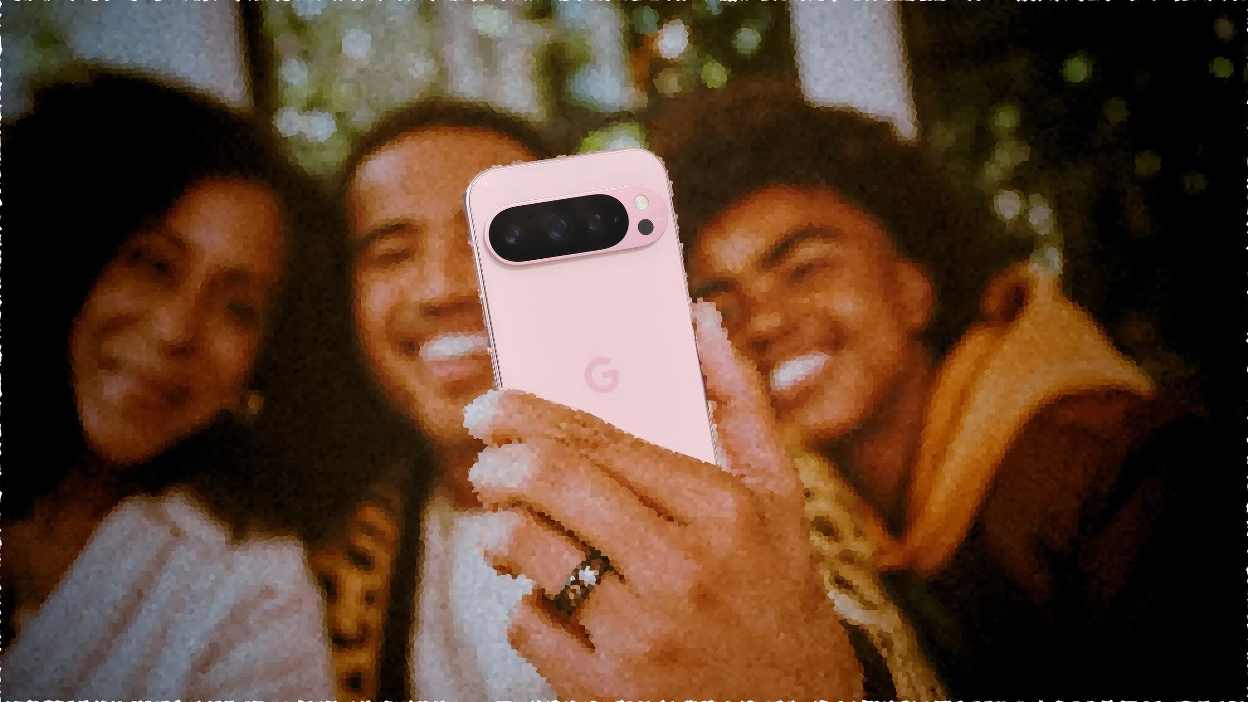 Nhóm người chụp ảnh bằng Pixel 9 Pro, thể hiện khả năng zoom của camera điện thoại.