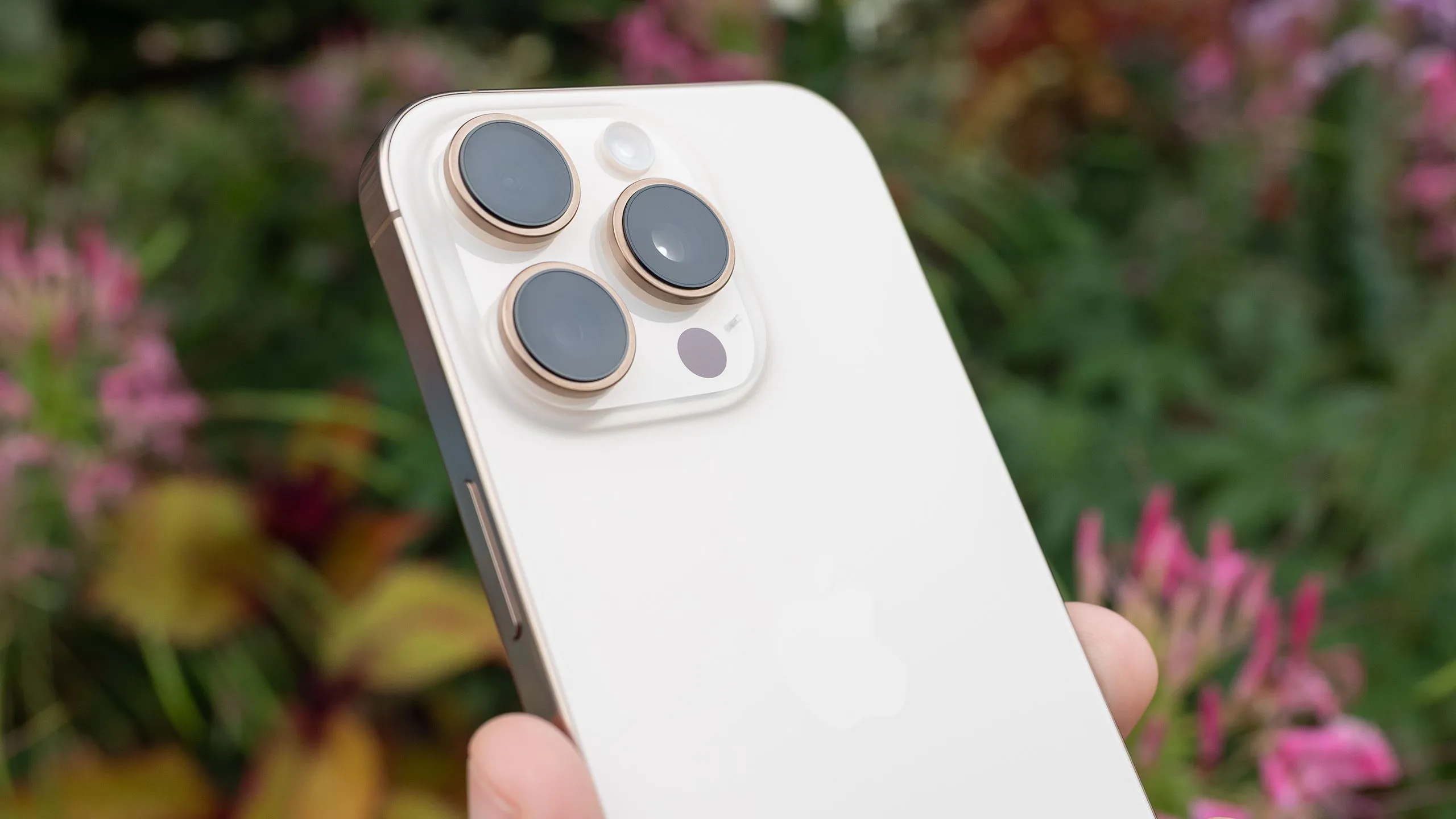 Ống kính camera iPhone 16 Pro