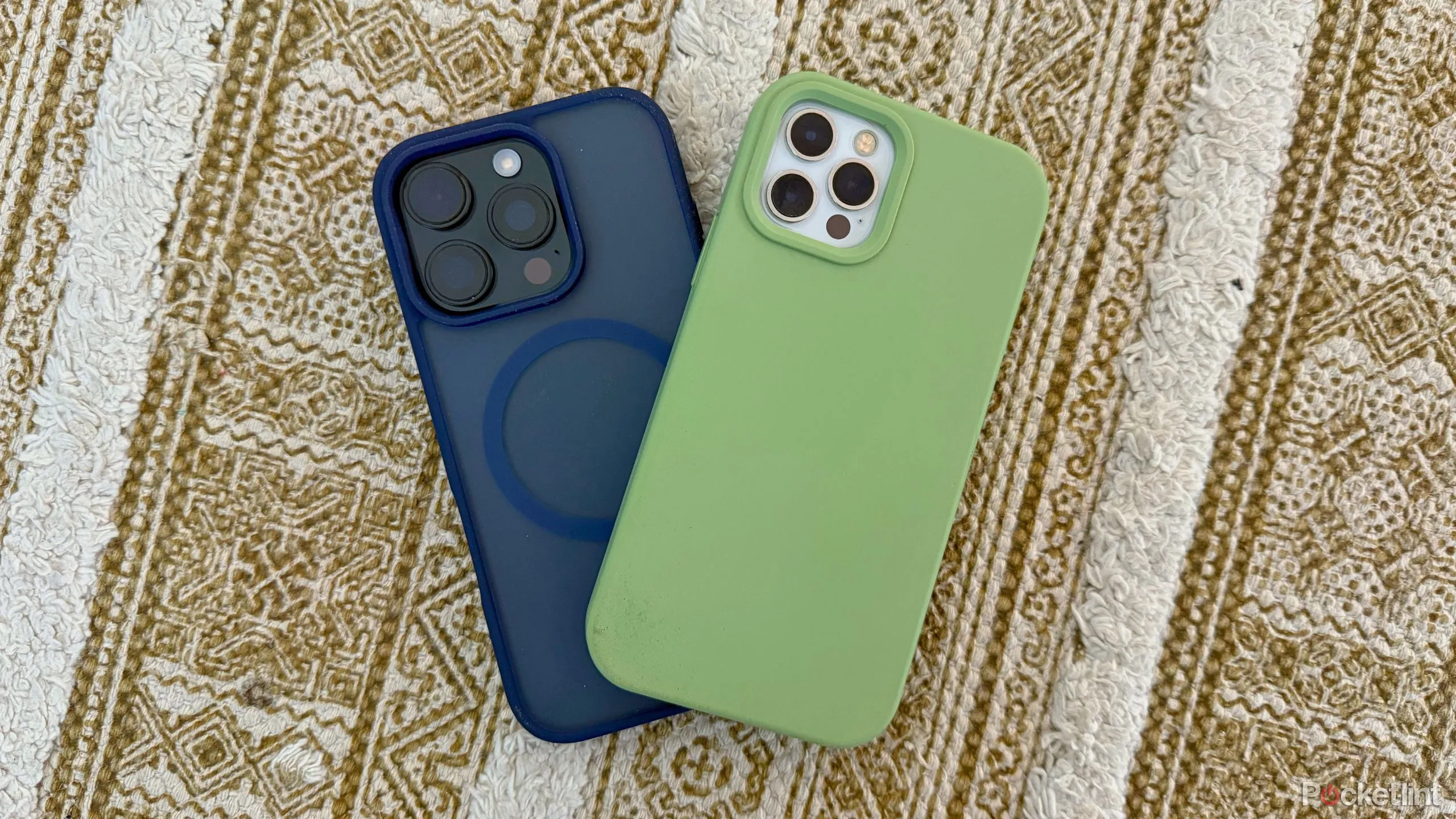 So sánh thiết kế iPhone 16 Pro và iPhone 12 Pro đặt cạnh nhau