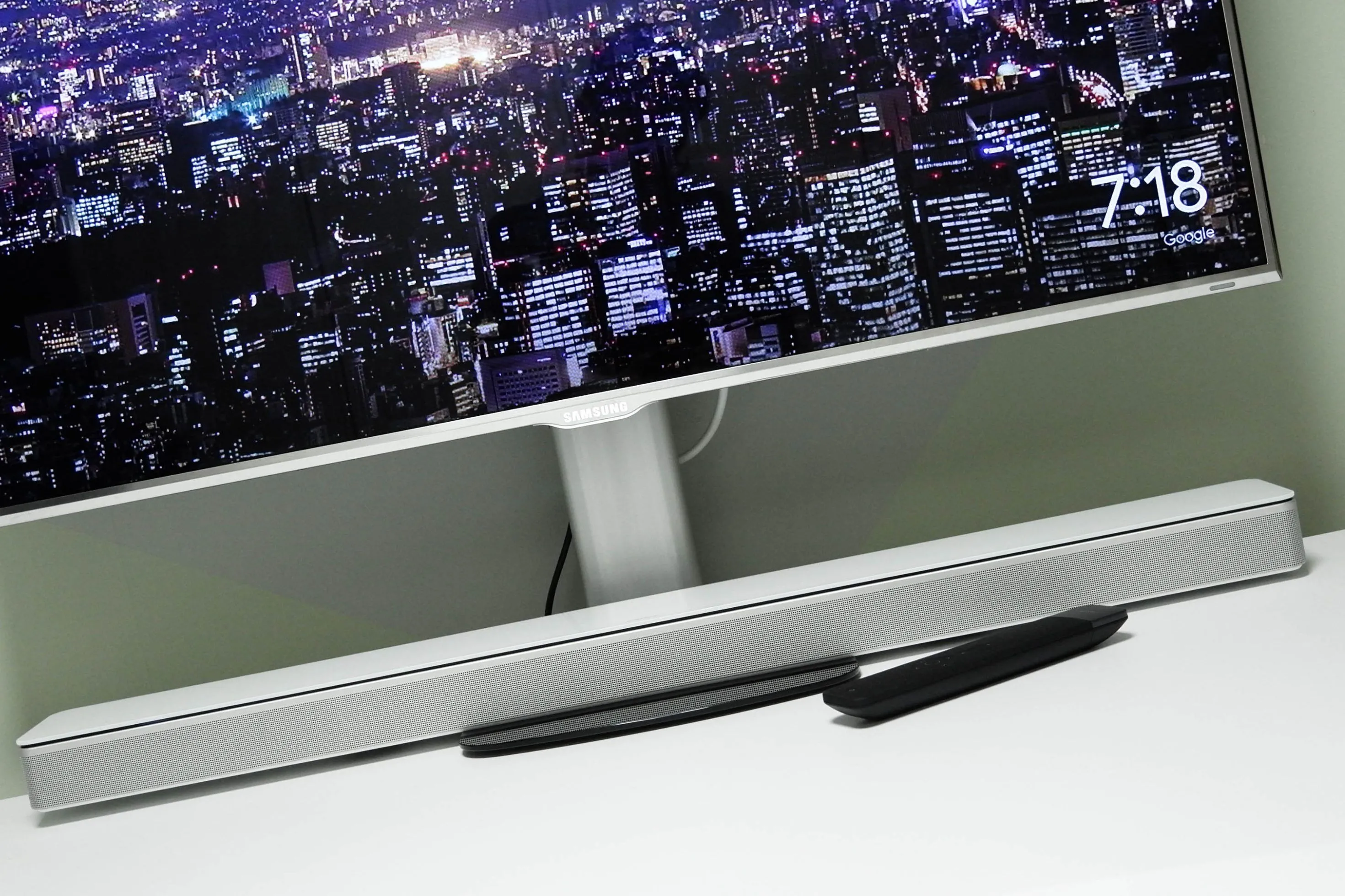Thanh âm thanh được đặt gọn gàng dưới màn hình PC, giúp tiết kiệm không gian bàn làm việc hiệu quả.