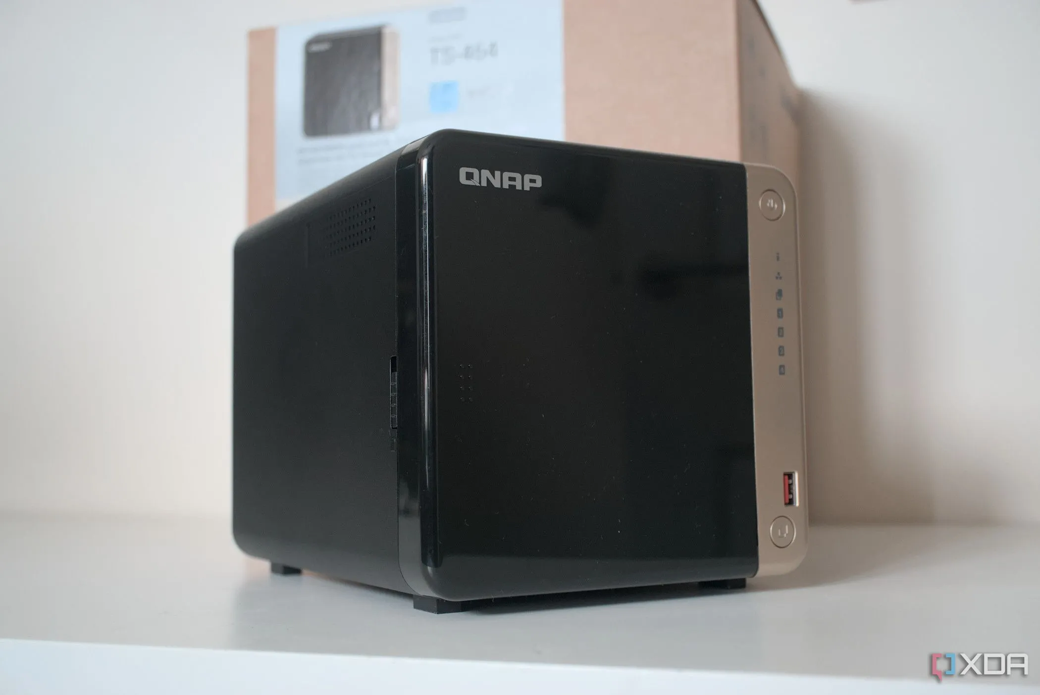 Thiết bị lưu trữ mạng NAS QNAP TS-464 nhìn từ góc