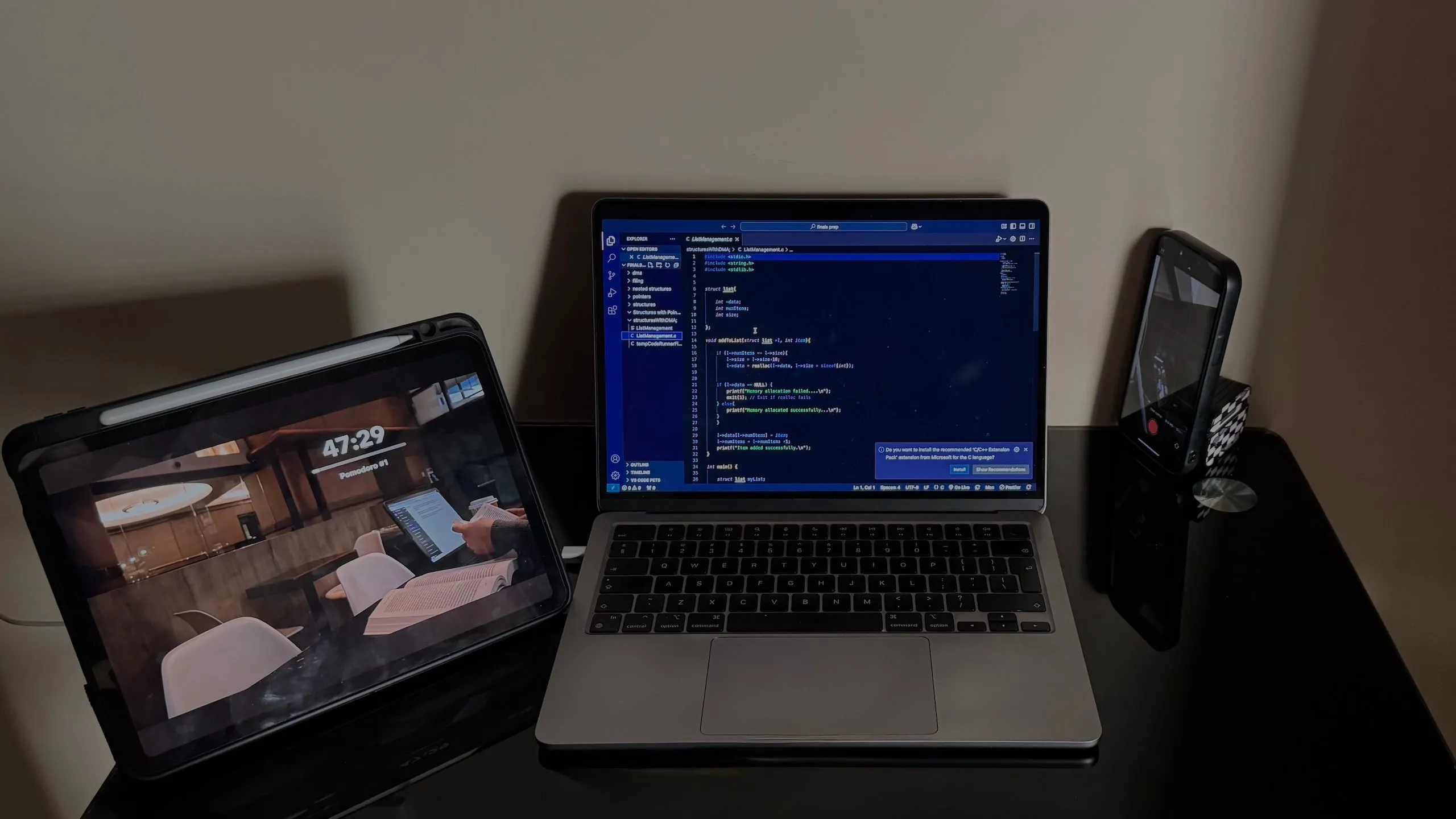 Bàn làm việc với iPad, iPhone và MacBook, minh họa khả năng kết nối đa thiết bị của bàn phím Logitech Flip Folio.