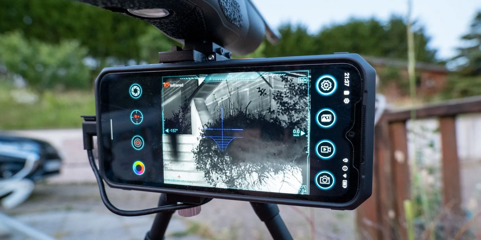 Camera nhiệt hồng ngoại cắm smartphone gắn trên tripod, hỗ trợ kiểm tra nhiệt độ.