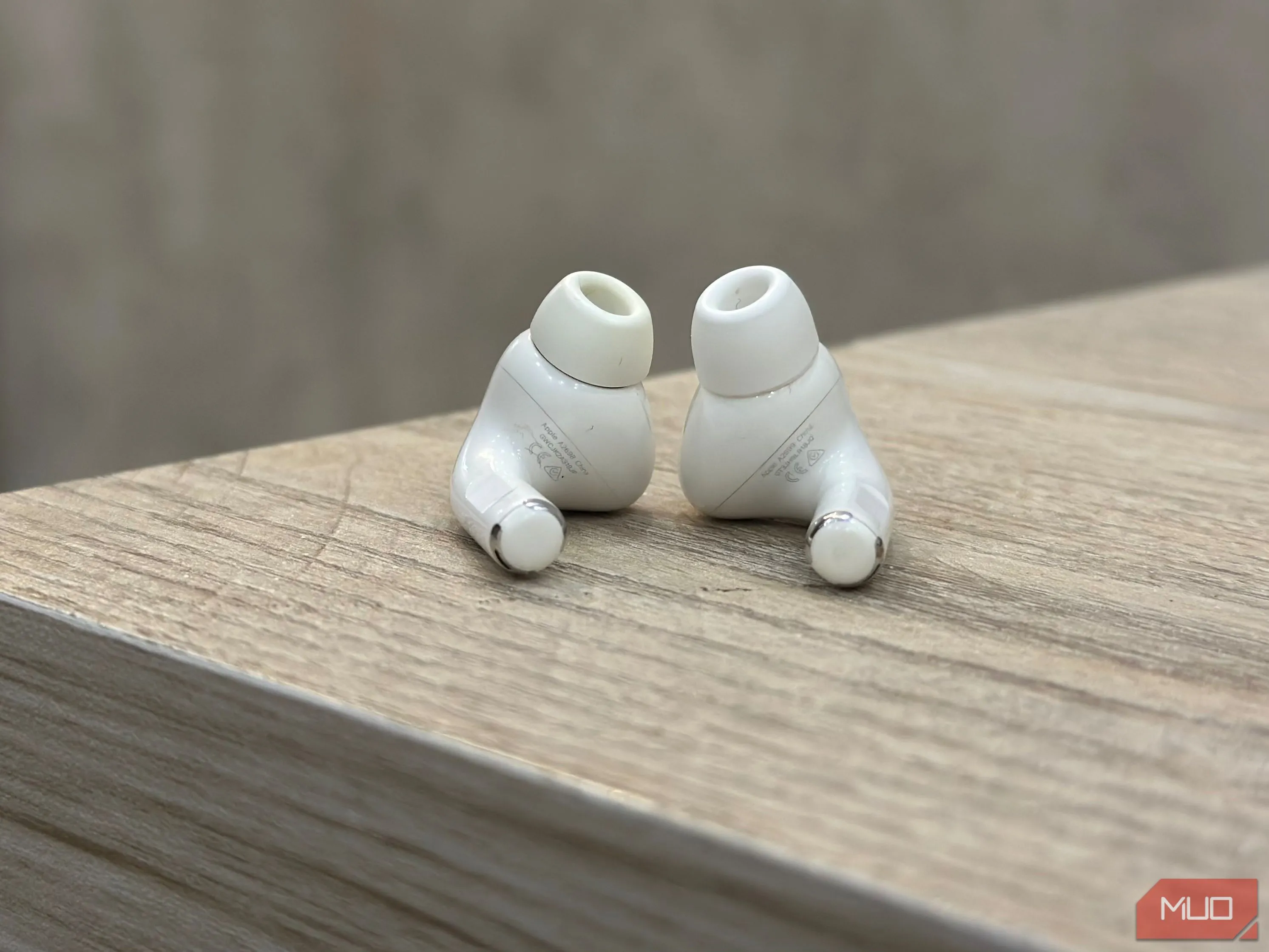 Cận cảnh mặt dưới của tai nghe Apple AirPods Pro 2 với số kiểu máy và serial