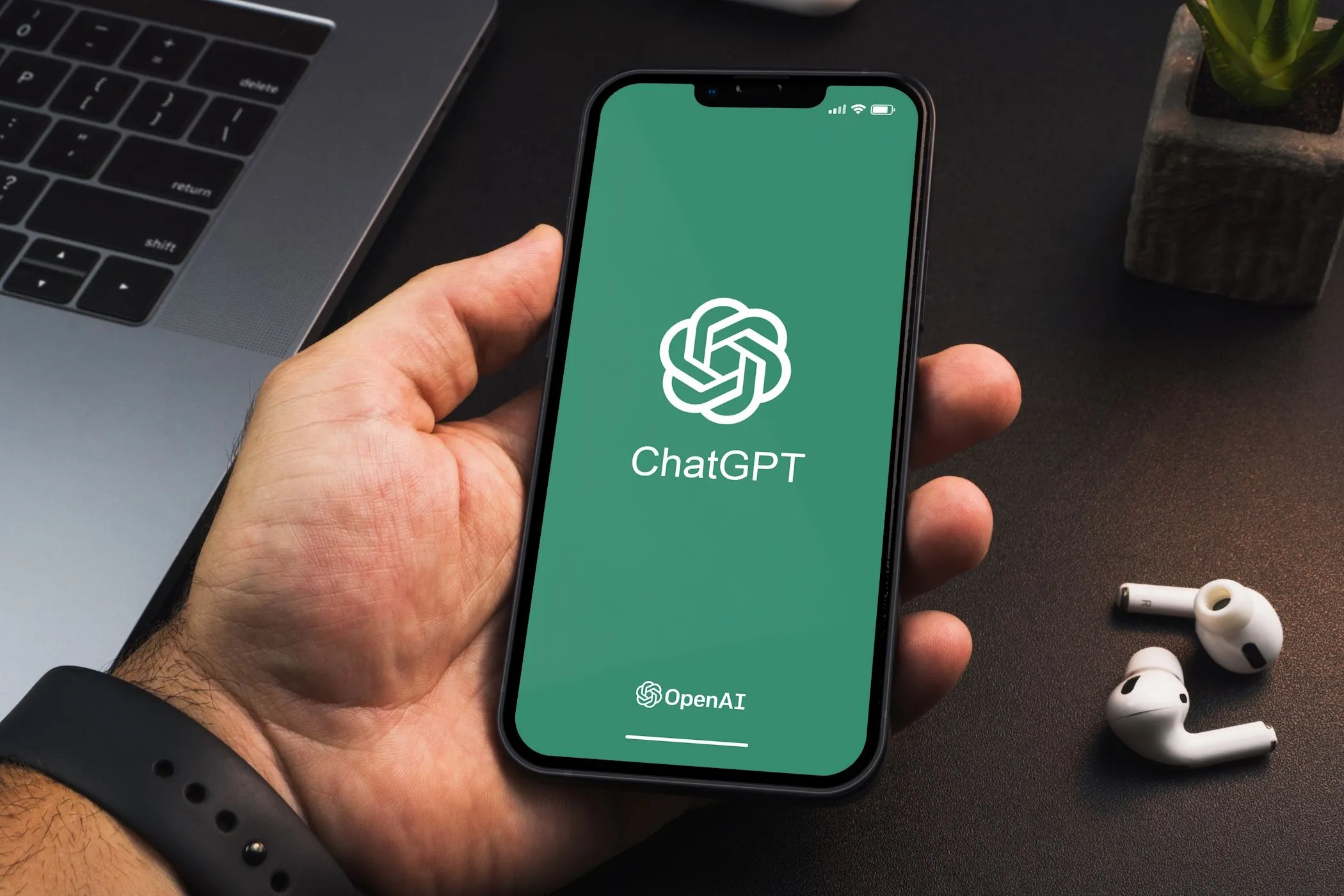 ChatGPT hoạt động trên iPhone cùng MacBook Pro và AirPods