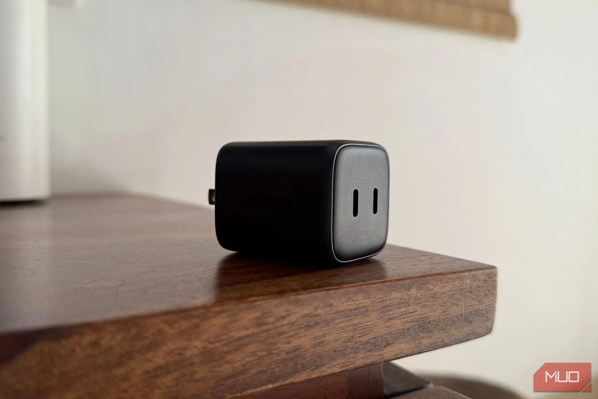 Củ sạc đa cổng USB-C và USB-A, giúp sạc nhiều thiết bị iPhone và phụ kiện cùng lúc