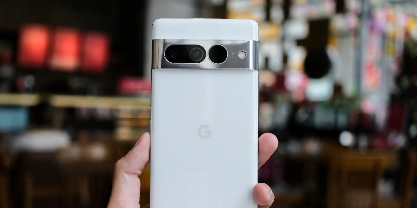 Điện thoại Google Pixel 7 Pro trong tay, minh họa khả năng chia sẻ pin không dây để sạc các thiết bị khác, một tính năng hữu ích cho người dùng Pixel và các dòng điện thoại cao cấp khác.