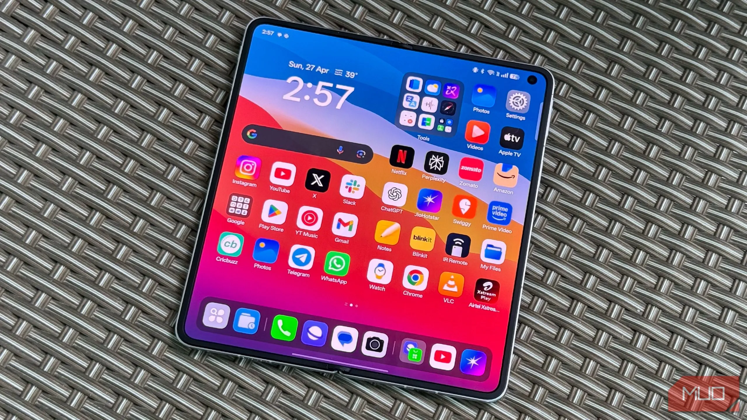 Điện thoại Oppo Find N5 gập một nửa trên bề mặt phẳng