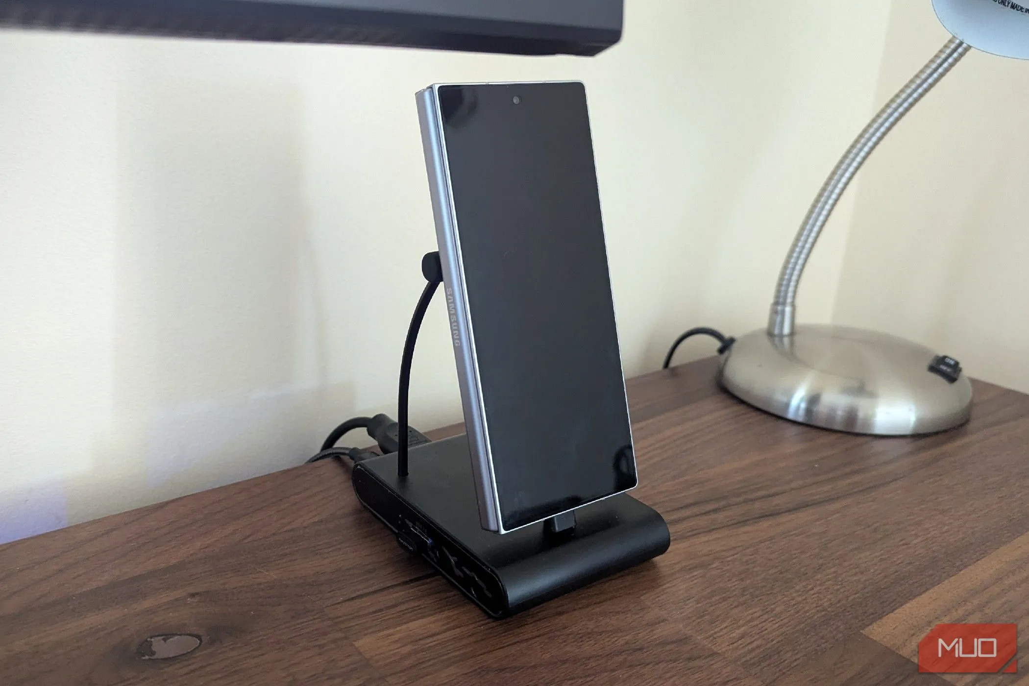 Điện thoại Samsung Galaxy Z Fold 6 trên đế sạc docking USB-C, mở rộng kết nối.