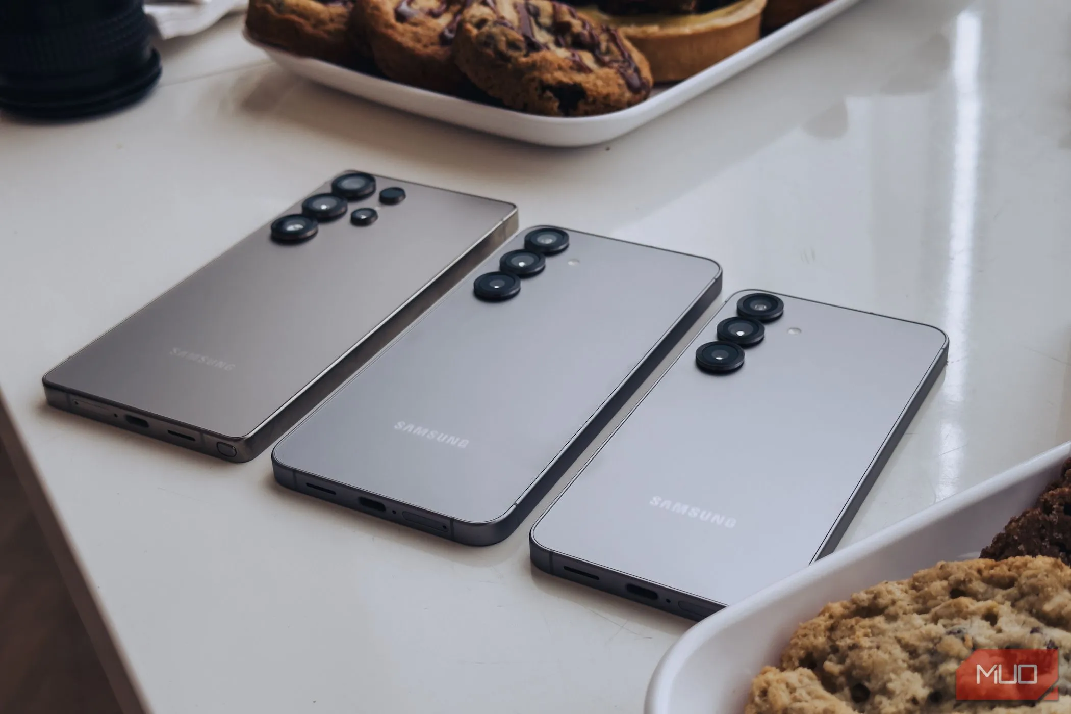 Dòng điện thoại Samsung Galaxy S25 trên bàn trắng