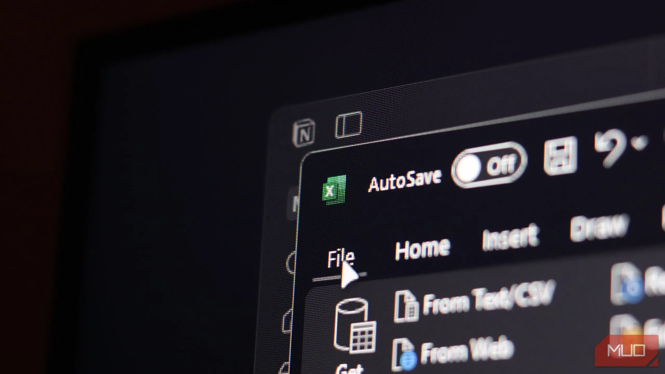 Giao diện Notion và Excel đang mở song song trên máy tính Windows 11, minh họa sự kết hợp của hai ứng dụng