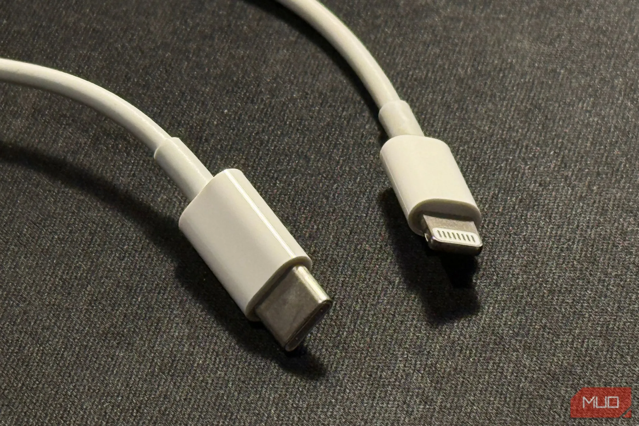 Hai đầu cáp sạc Lightning sang USB-C, phù hợp cho iPhone đời từ 5 đến 14 series