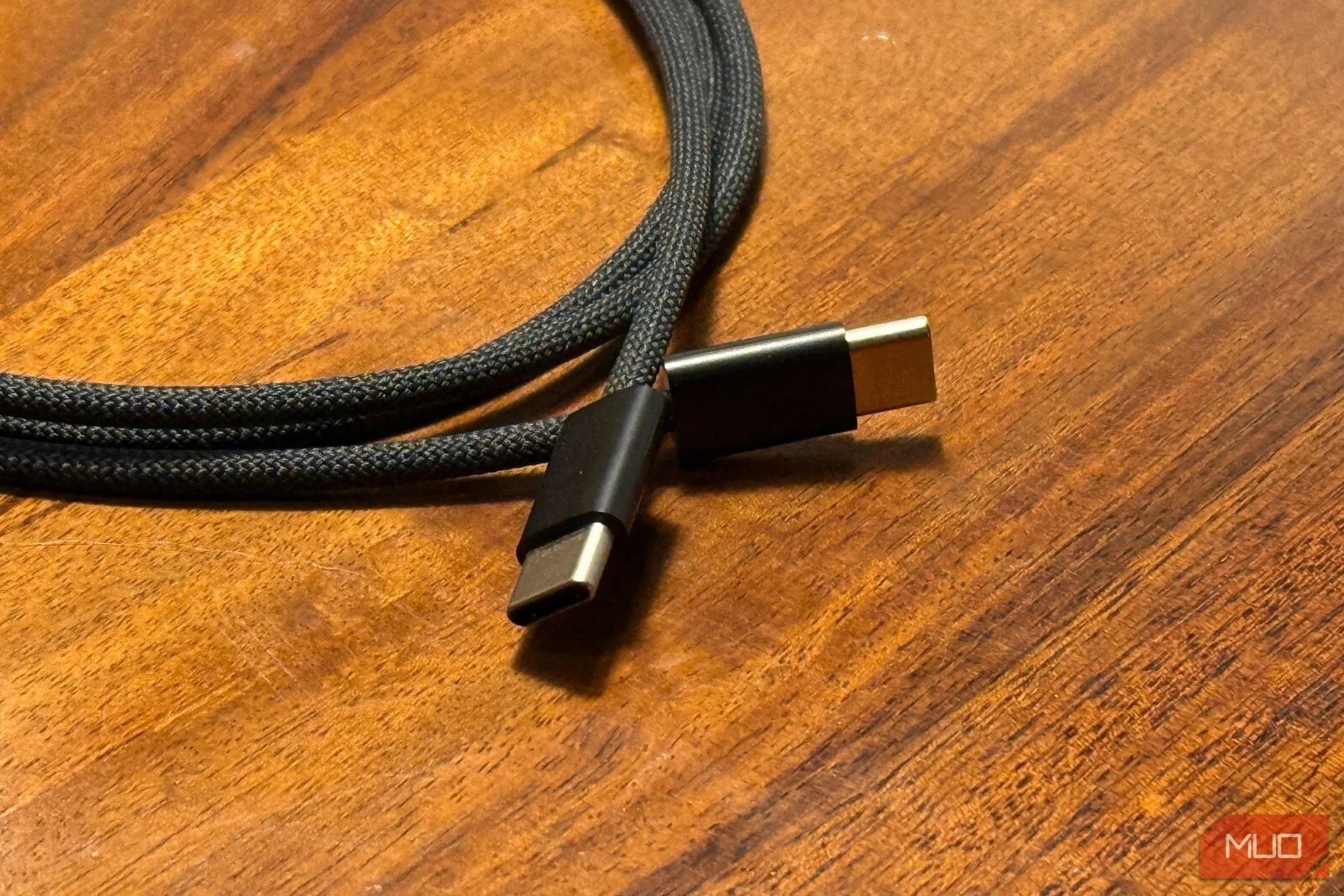 Hai đầu cáp sạc USB-C sang USB-C, loại cáp tiêu chuẩn cho iPhone 15 và các đời mới hơn