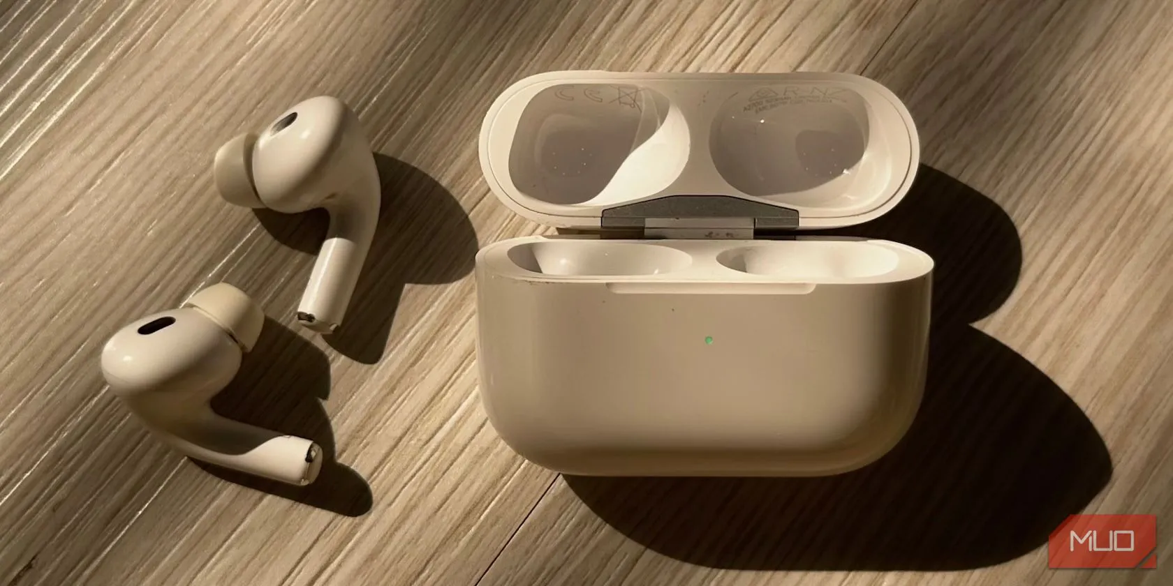 Hộp sạc AirPods với đèn trạng thái màu xanh lá