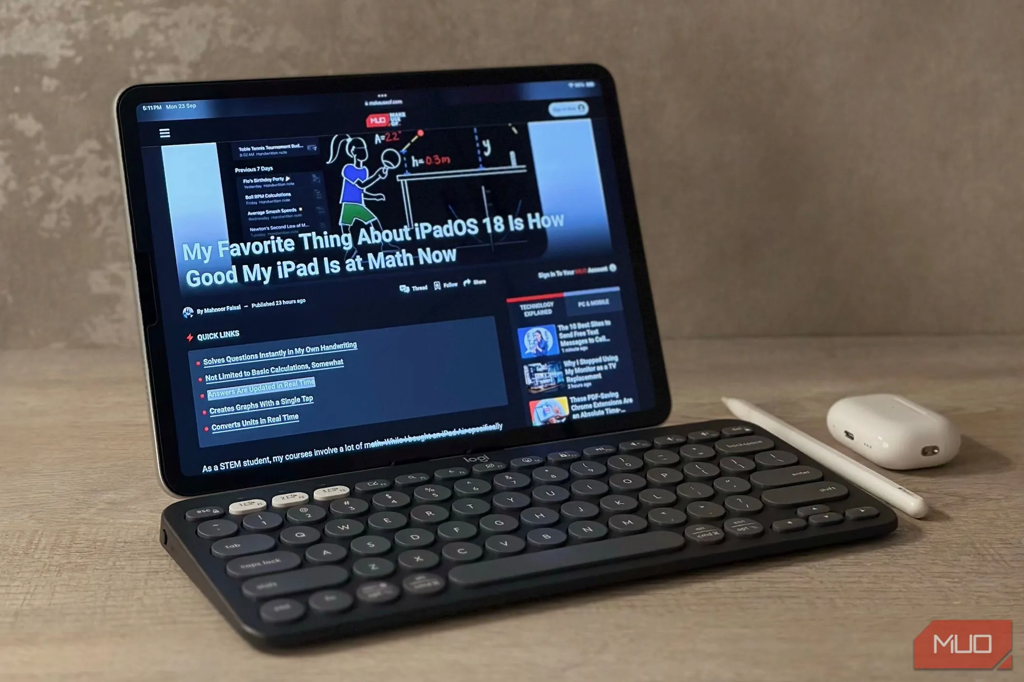 iPad đặt cạnh các phụ kiện công nghệ khác, bàn phím Logitech Pebble Keys 2 minh họa sự linh hoạt của bàn phím rời.
