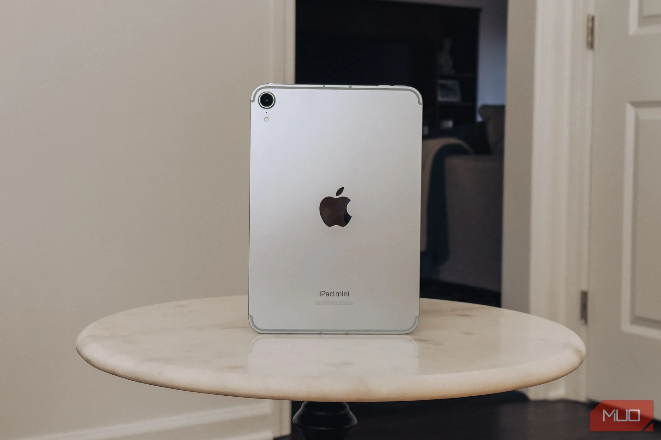 iPad mini với chip A17 Pro màu tím đặt trên bàn đá cẩm thạch