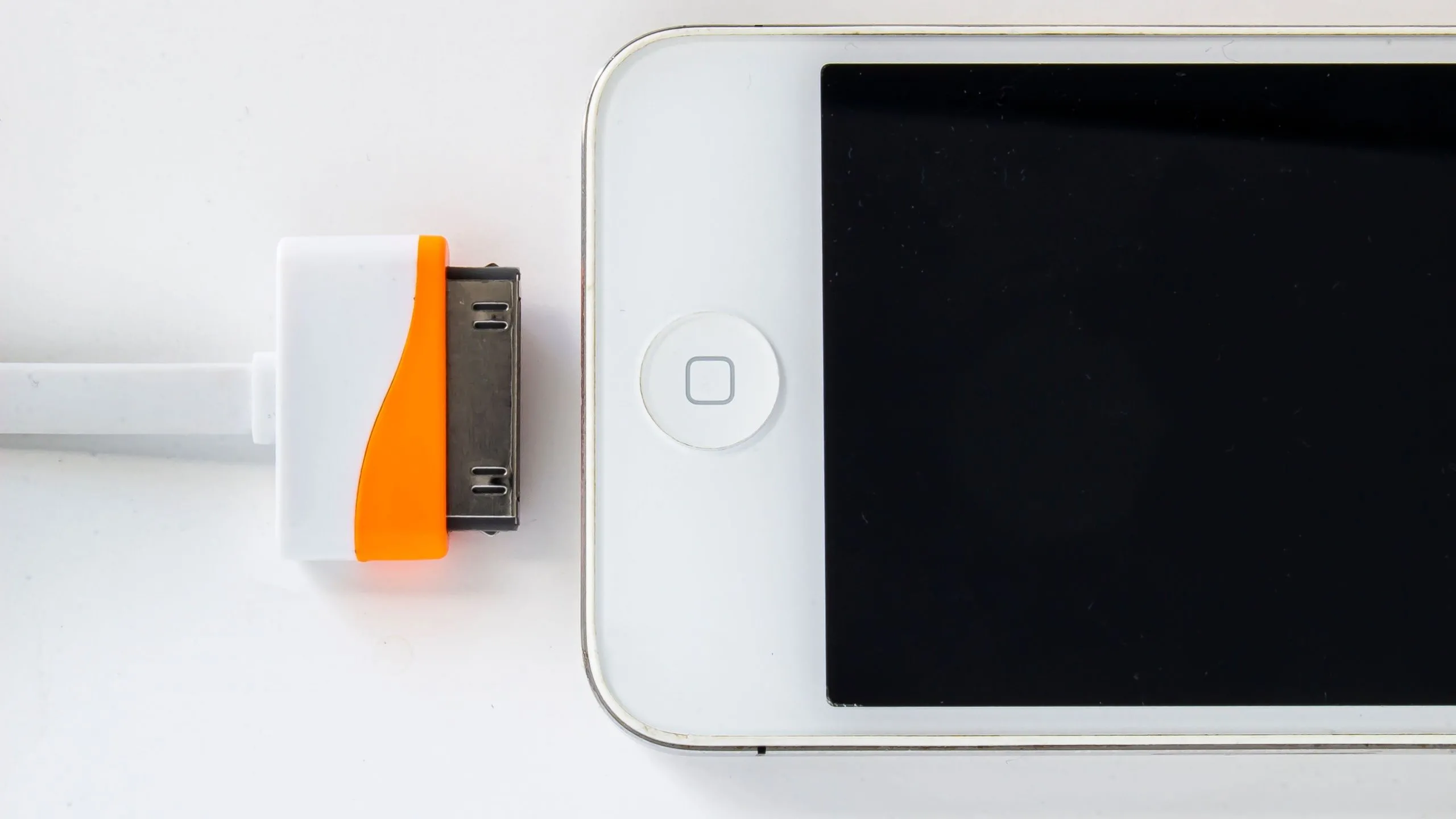 iPhone đời đầu với cáp sạc 30-pin, một biểu tượng của lịch sử phát triển cổng kết nối của Apple