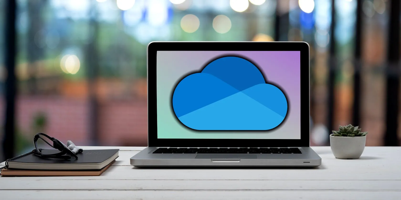 Logo Microsoft OneDrive trên màn hình laptop
