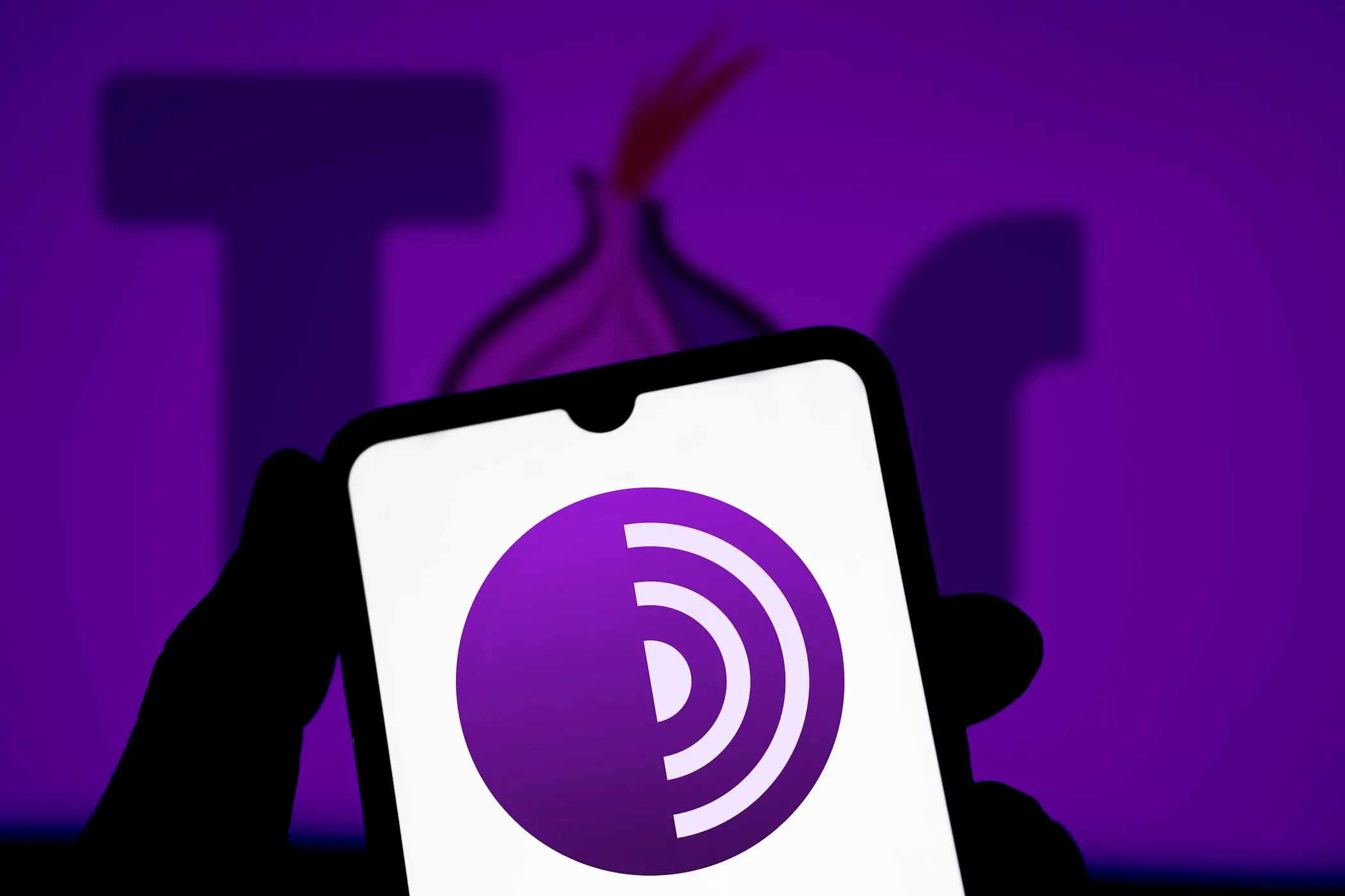Logo trình duyệt Tor trên nền tím, biểu tượng của dark web và tiềm ẩn các rủi ro pháp lý.