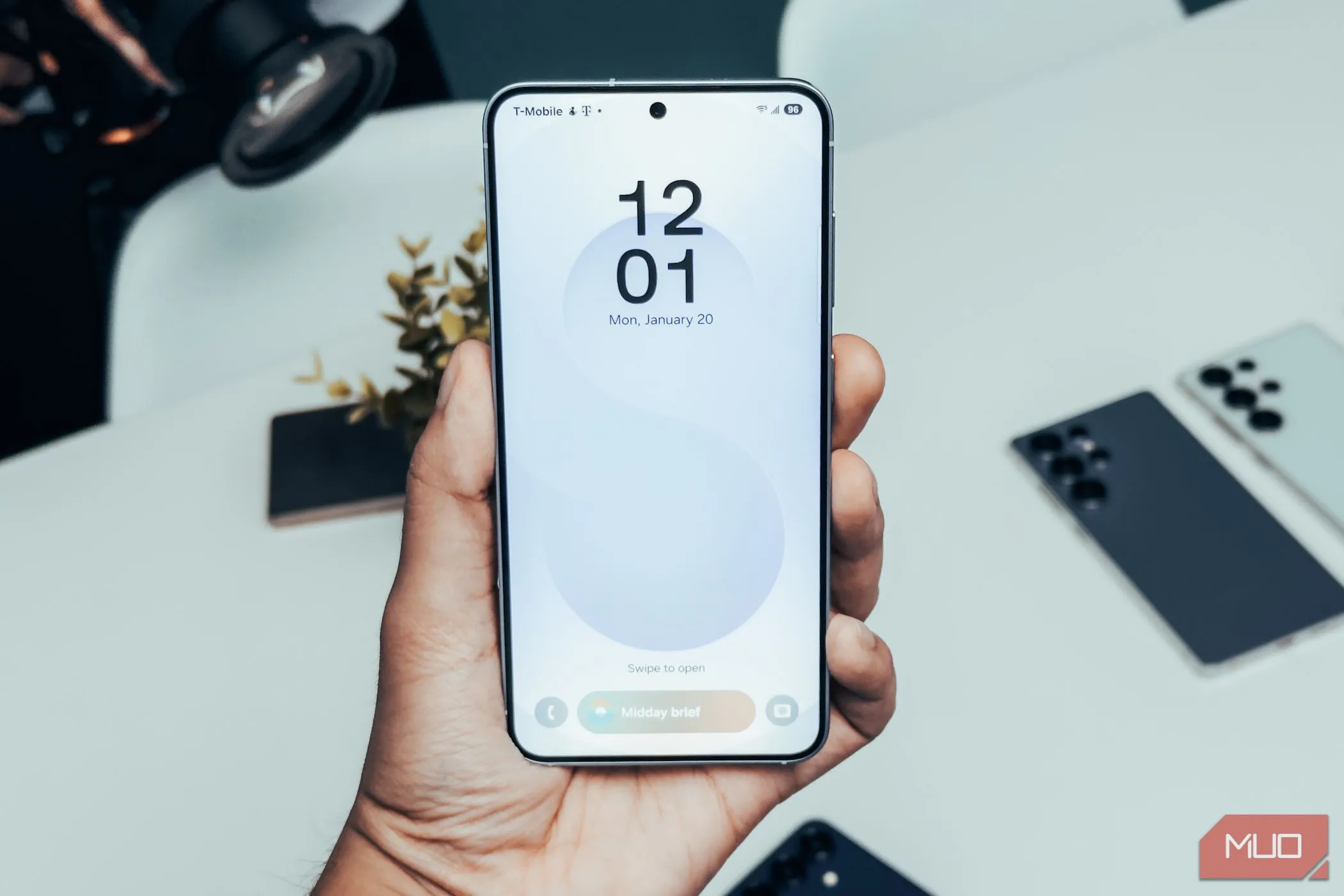 Màn hình khóa Samsung Galaxy S25 với giao diện AI