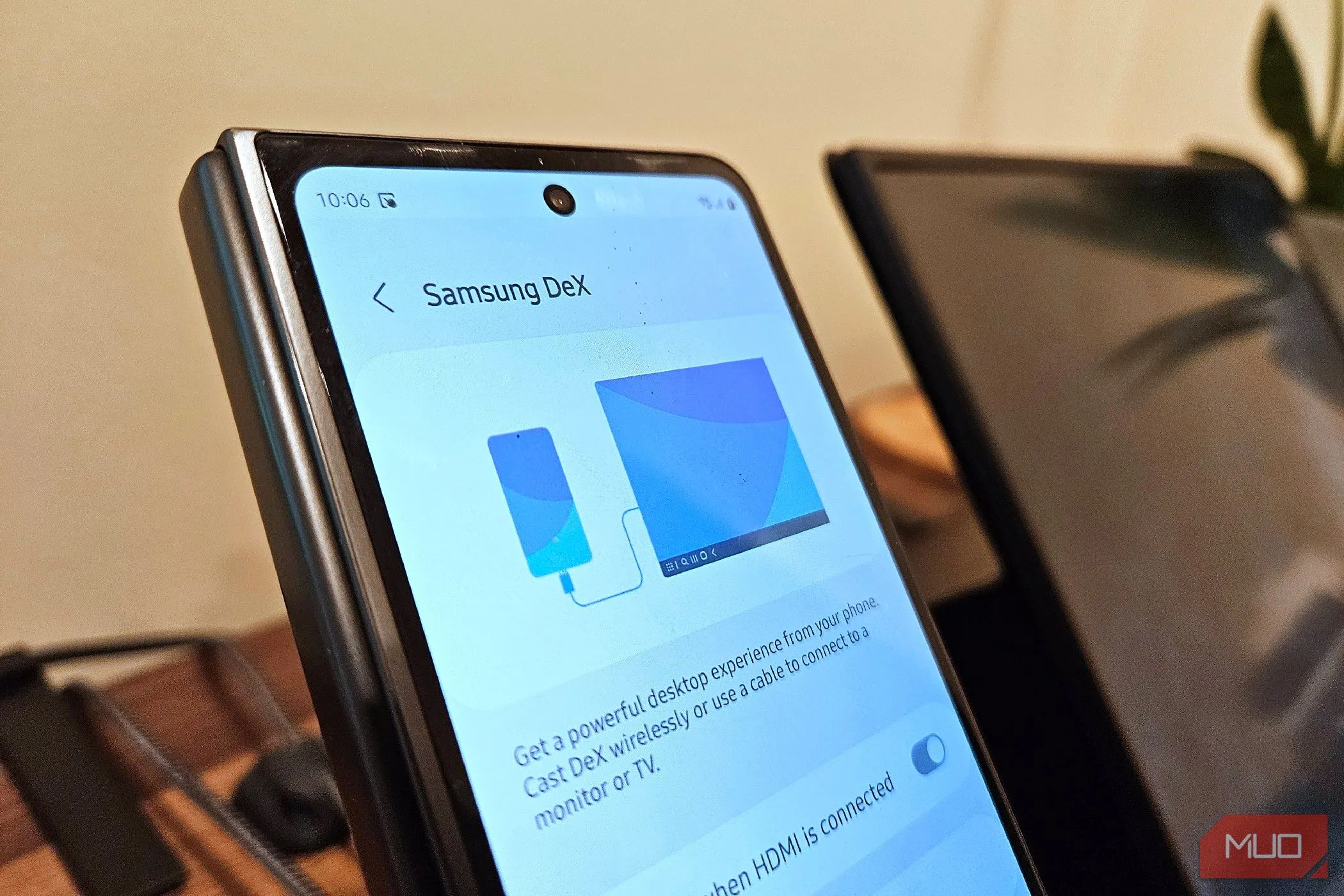Màn hình Samsung DeX từ Galaxy Z Fold 5 kết nối màn hình di động, biến điện thoại thành PC.