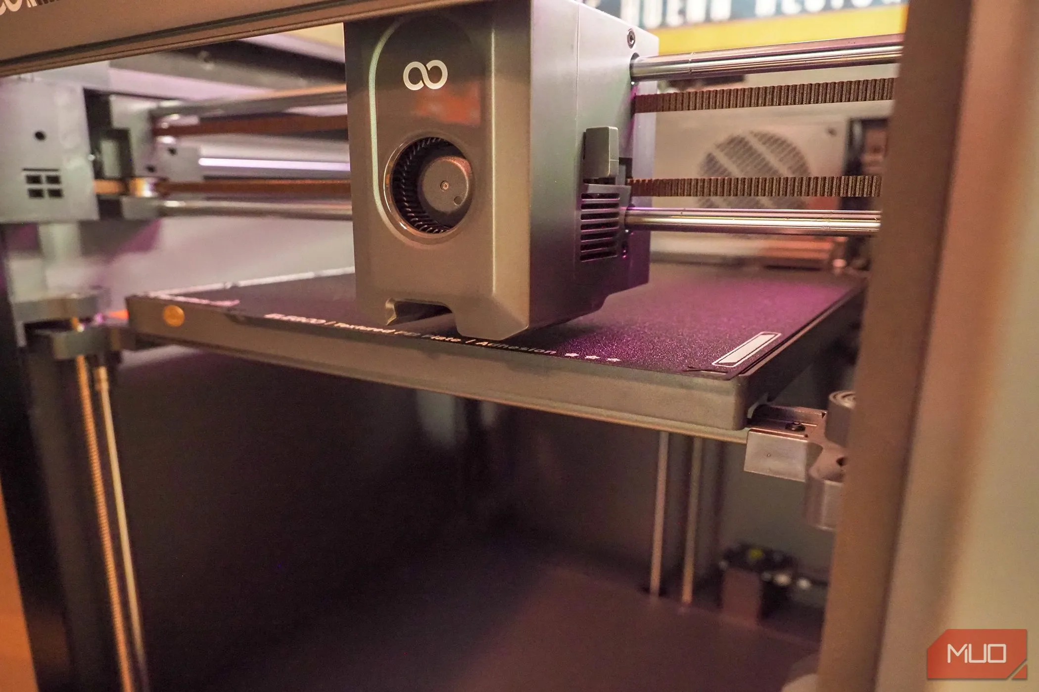 Máy in 3D Elegoo Centauri Carbon đang thực hiện quy trình cân bằng tự động trên bàn in