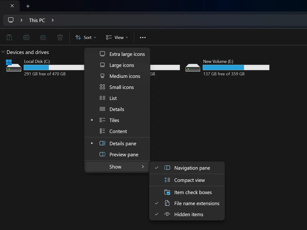 Menu View trong File Explorer với tùy chọn &quot;File name extensions&quot; được bật, hiển thị phần mở rộng tệp