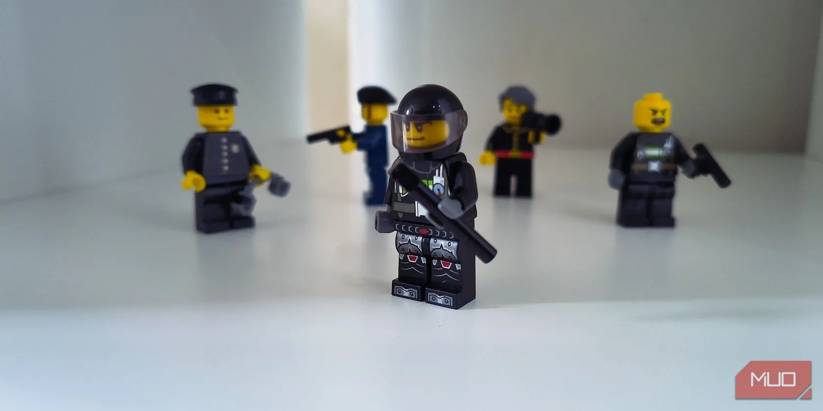 Mô hình cảnh sát Lego đột kích, minh họa việc cơ quan pháp luật giám sát và có thể truy lùng người dùng dark web.