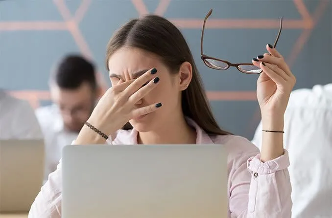 Người phụ nữ mỏi mắt vì nhìn màn hình máy tính quá lâu