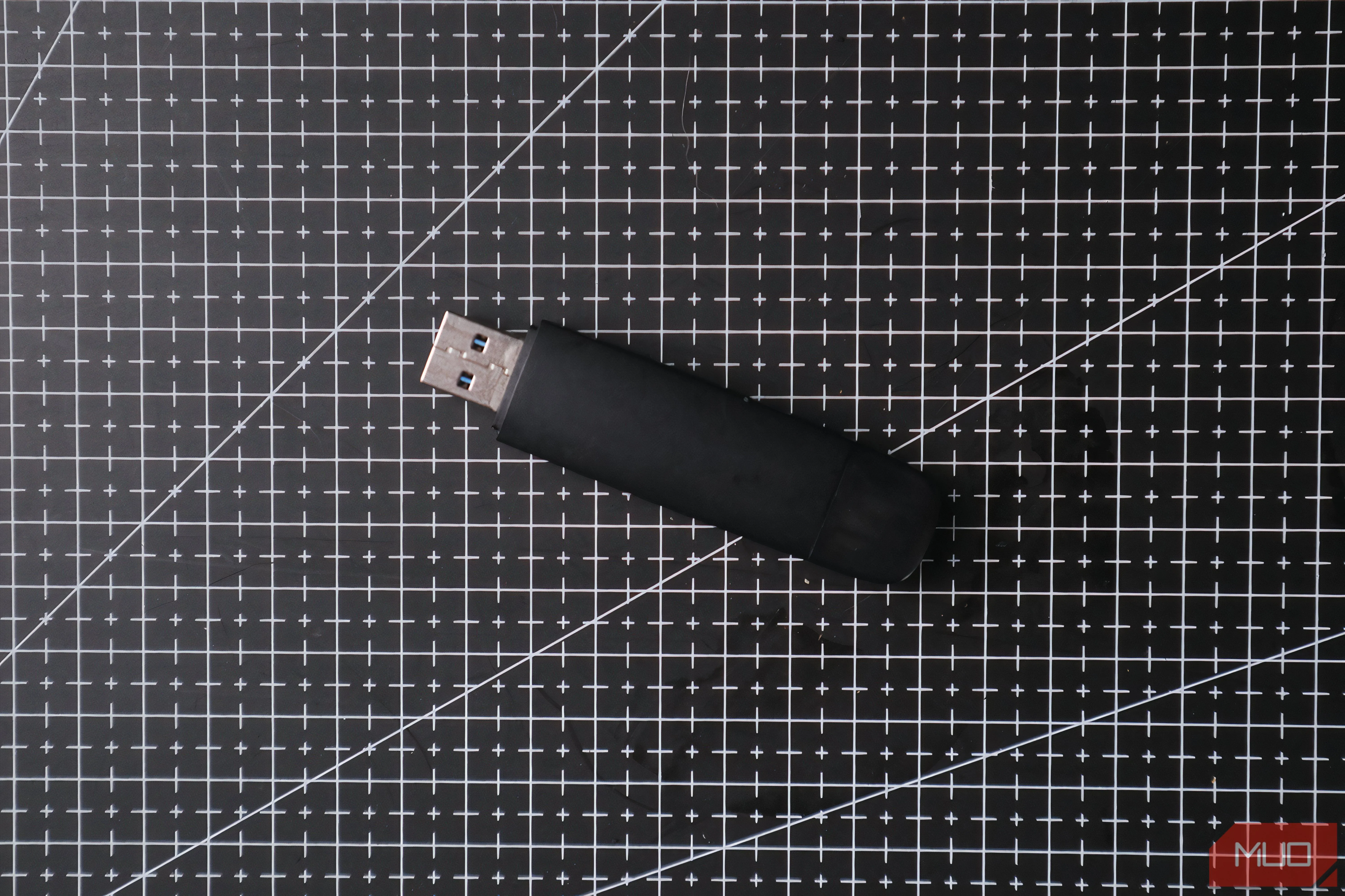 Ổ đĩa USB Flash được sử dụng để cài đặt và chẩn đoán hệ thống máy tính