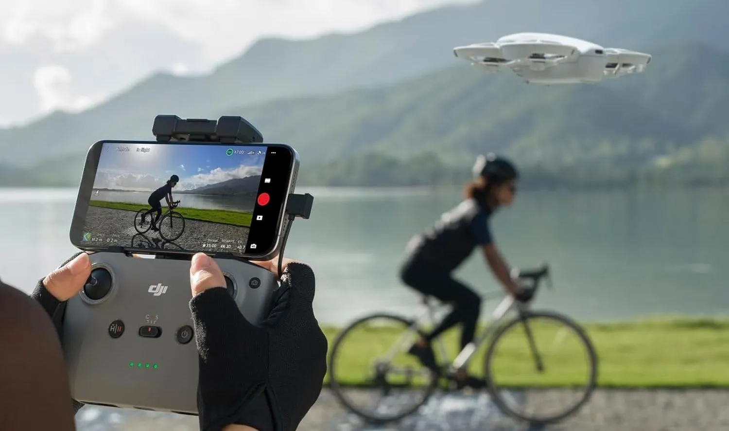 Tay cầm điều khiển drone DJI Mini Series RC-N3 kết nối smartphone.