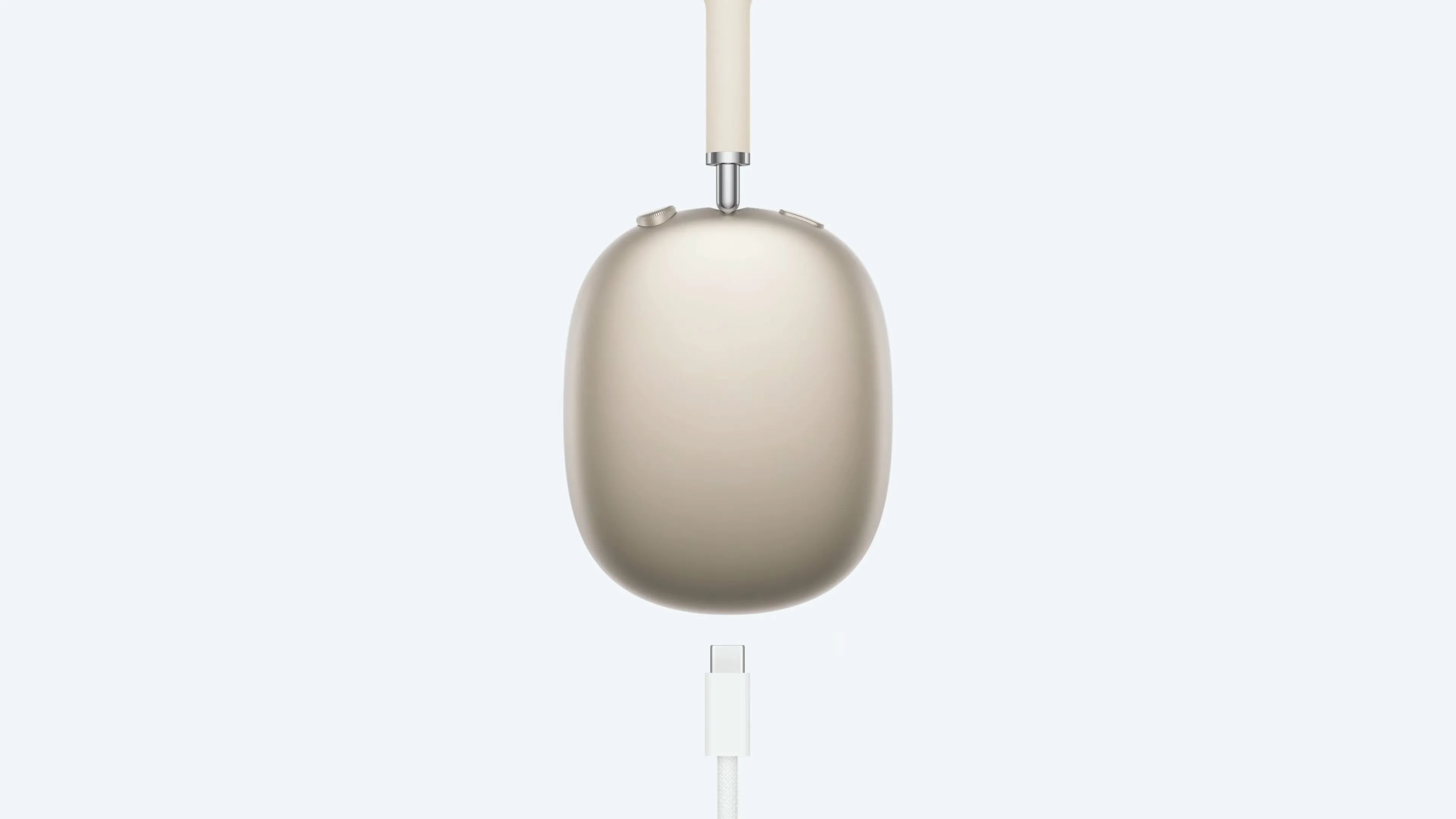 AirPods Max màu Starlight đang được sạc bằng cáp USB-C