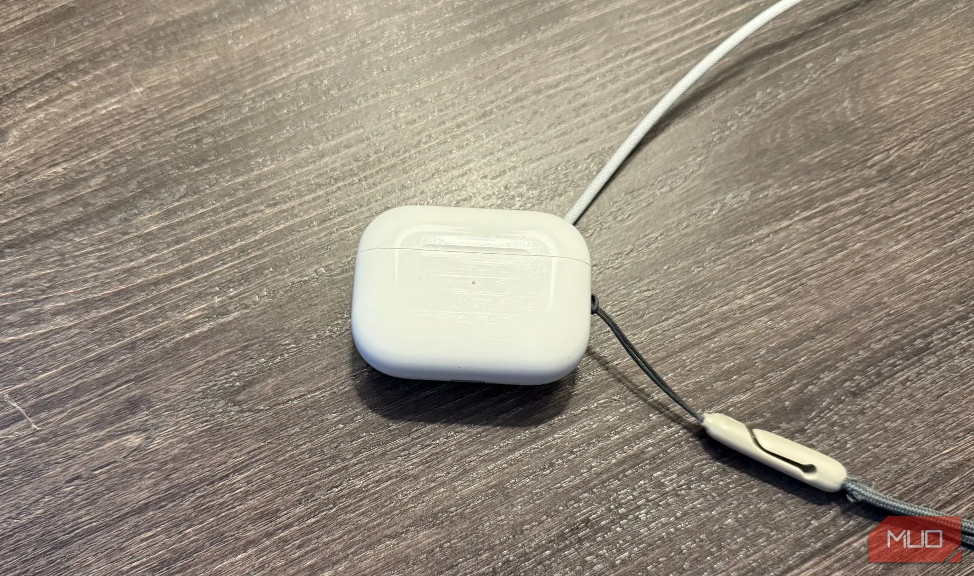 AirPods Pro 2 đang sạc bằng bộ sạc Apple Watch