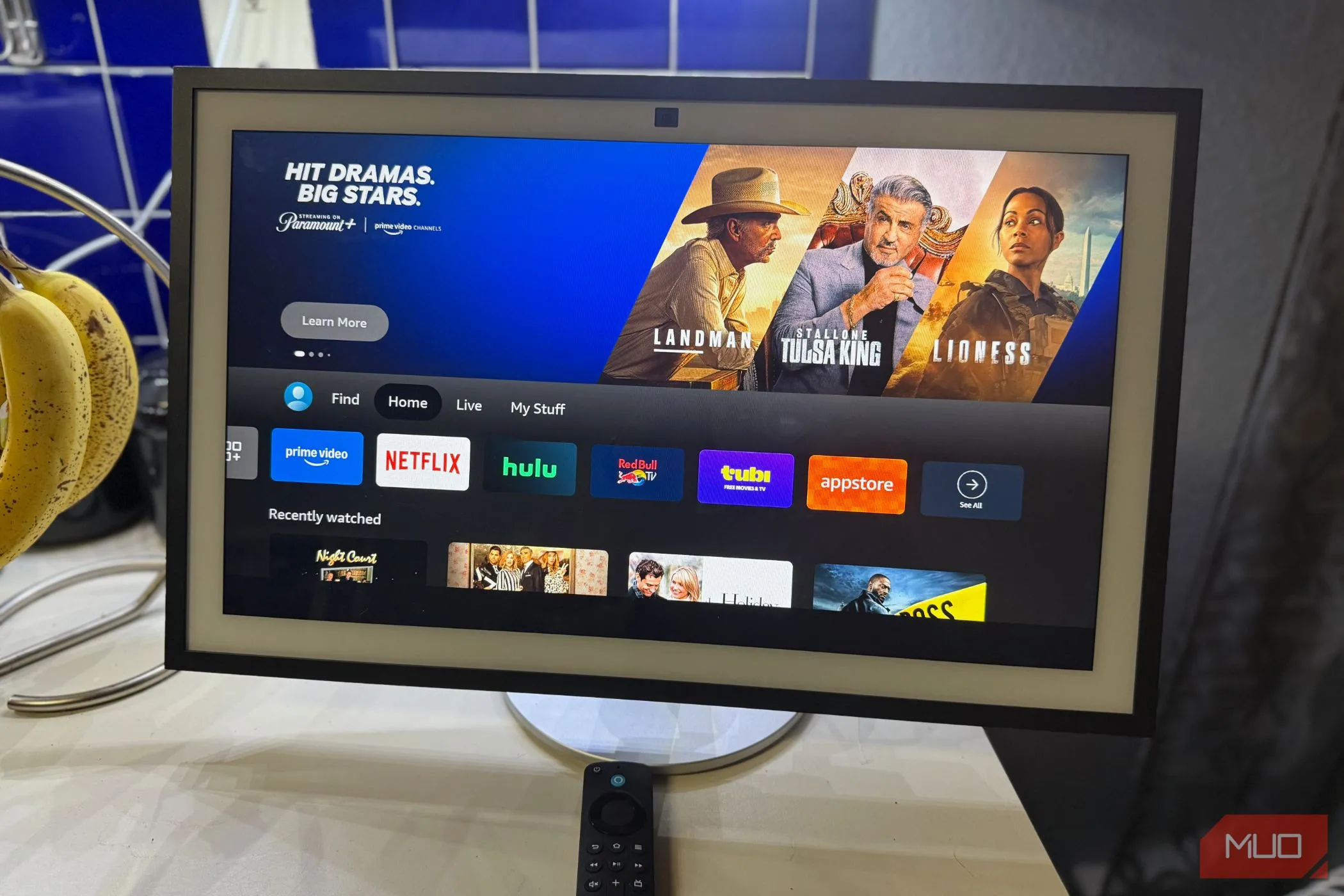 Amazon Echo Show 21 cùng với remote Fire TV đi kèm