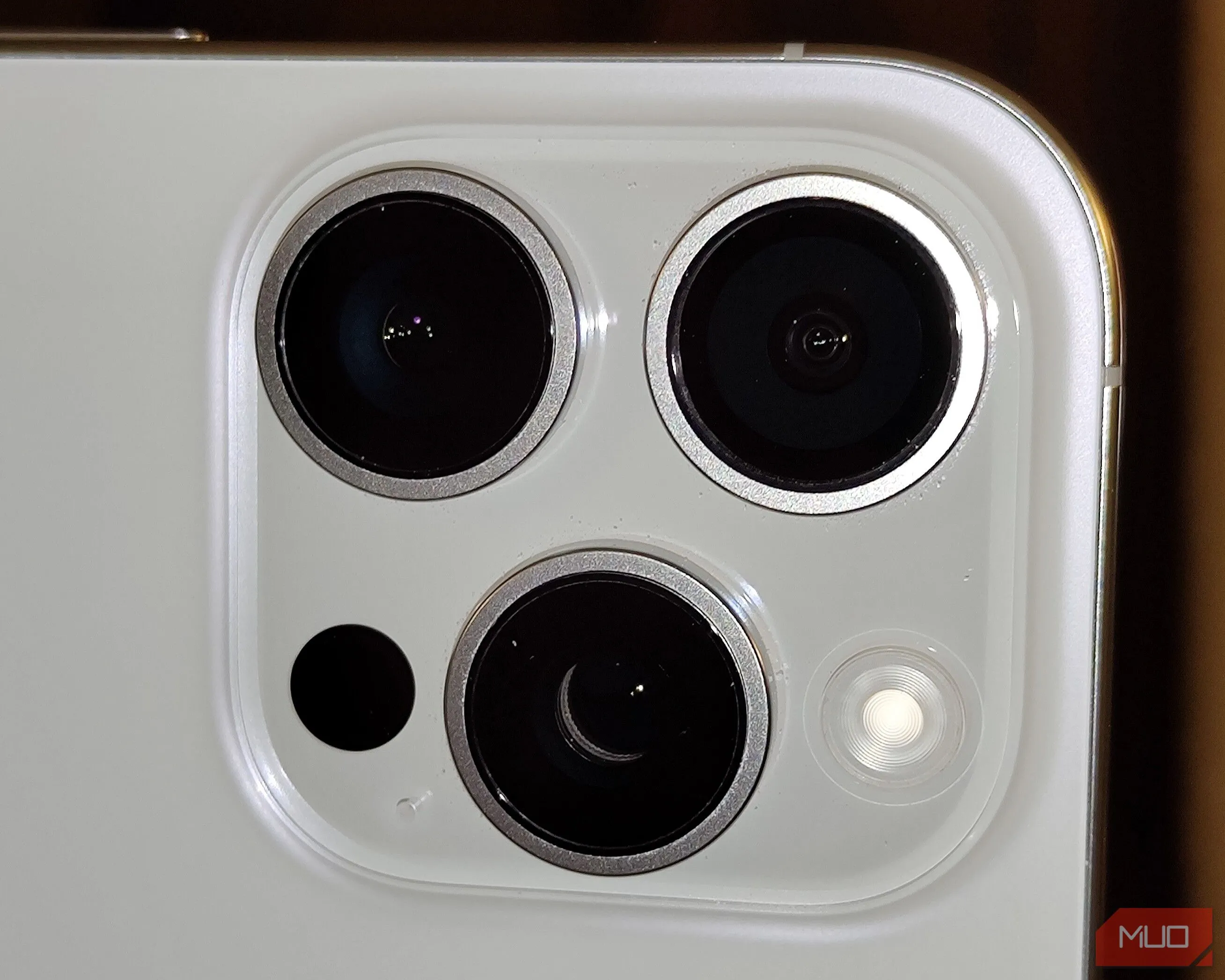 Ảnh cận cảnh ống kính camera điện thoại đã được làm sạch hoàn toàn