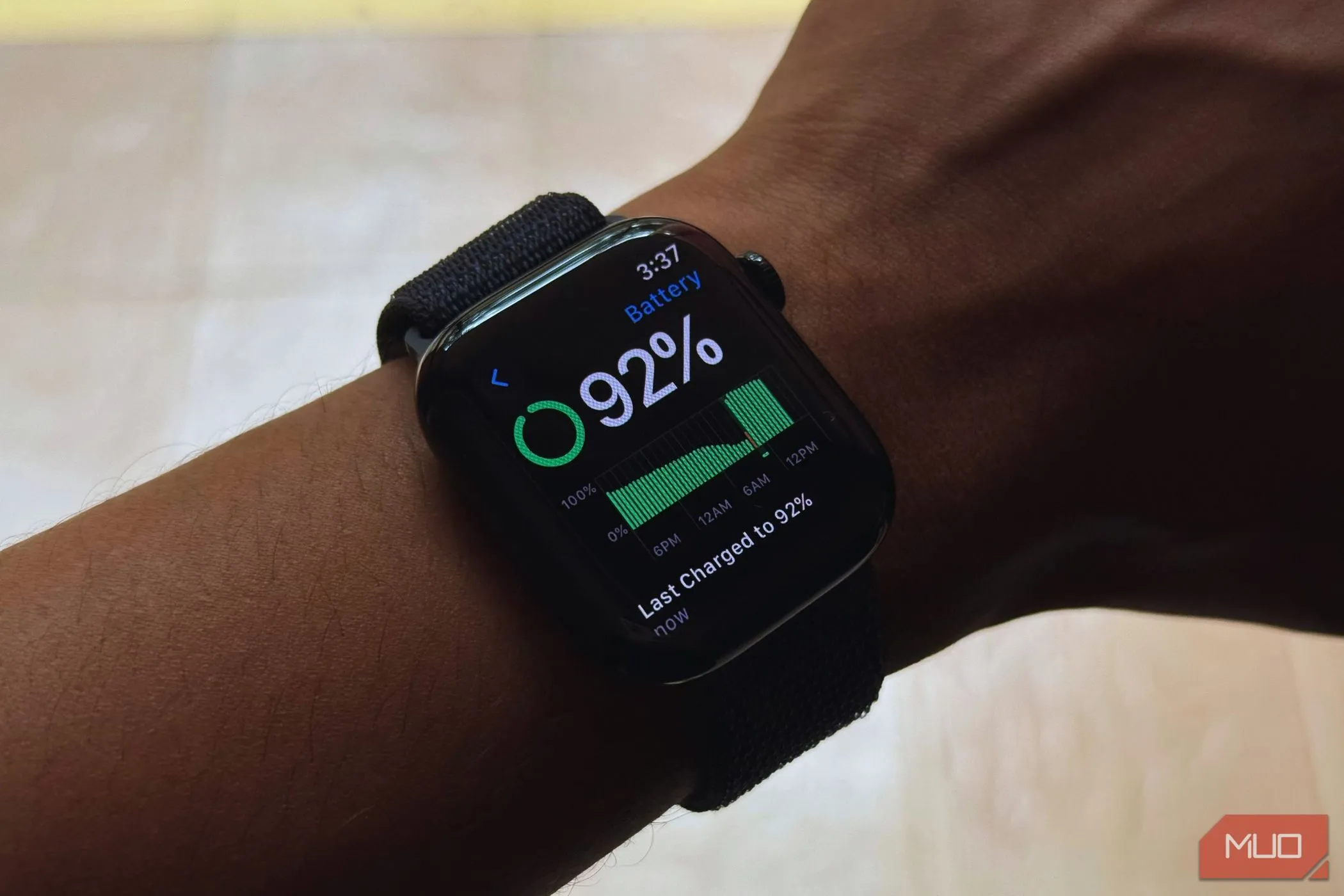 Apple Watch Series 10 hiển thị thời lượng pin trên màn hình, minh họa sự khác biệt so với Ultra 2
