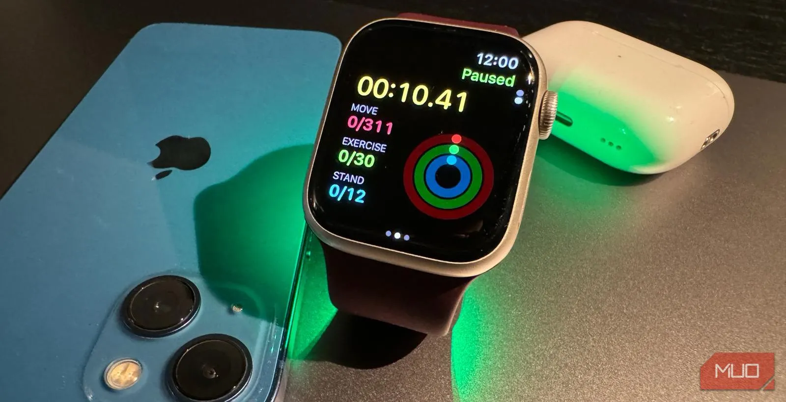 Apple Watch Series 9 hiển thị giao diện theo dõi luyện tập, minh họa trải nghiệm người dùng với màn hình lớn hơn và thiết bị kết nối
