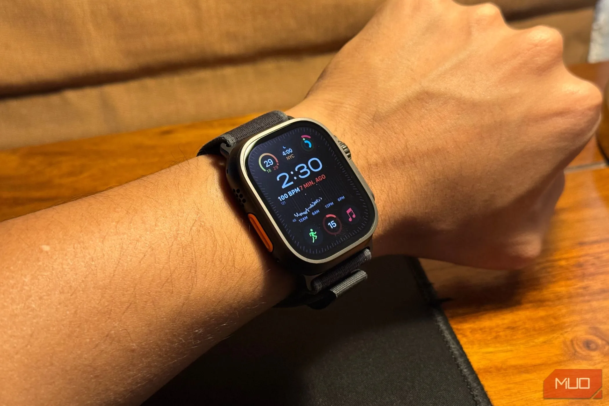 Apple Watch Ultra 2 phiên bản Titanium đen đeo trên cổ tay, thể hiện cảm giác phản hồi xúc giác