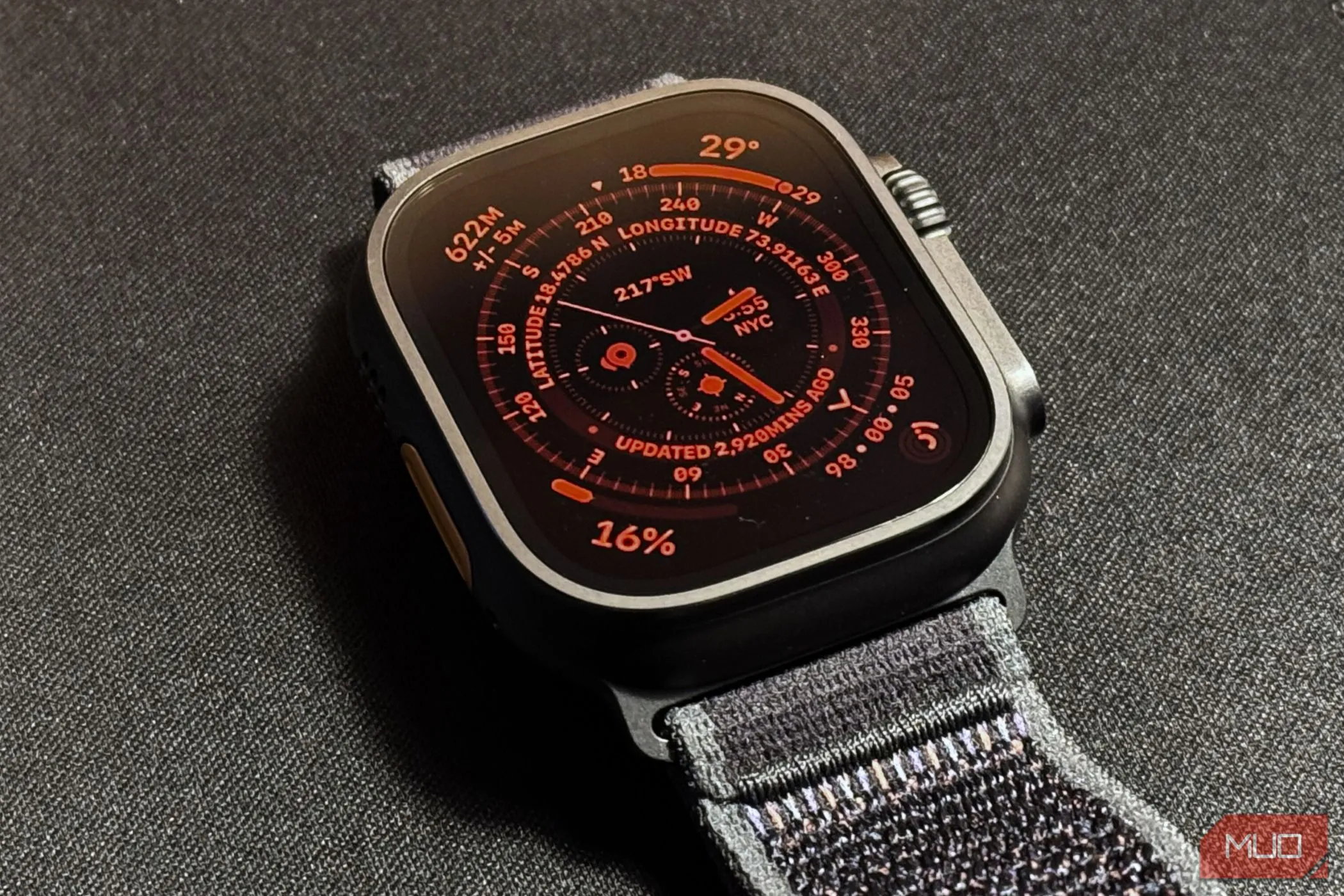 Apple Watch Ultra 2 với chế độ ban đêm (Night Mode) kích hoạt, hiển thị mặt đồng hồ màu đỏ trên nền thảm đen
