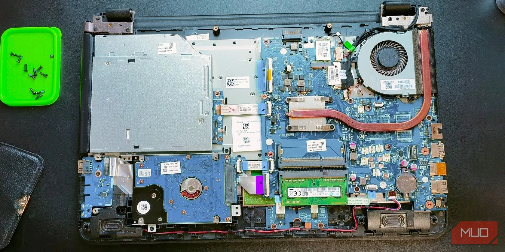 Bên trong laptop với các linh kiện và quạt tản nhiệt được mở ra