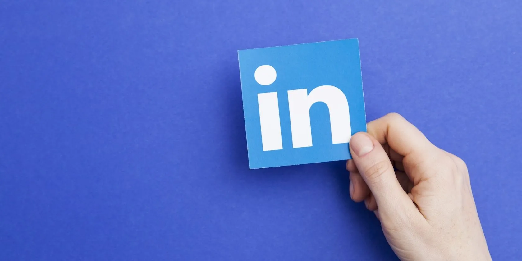 Biểu tượng LinkedIn trong bàn tay, tượng trưng cho việc nền tảng này thu thập thông tin nghề nghiệp và cá nhân
