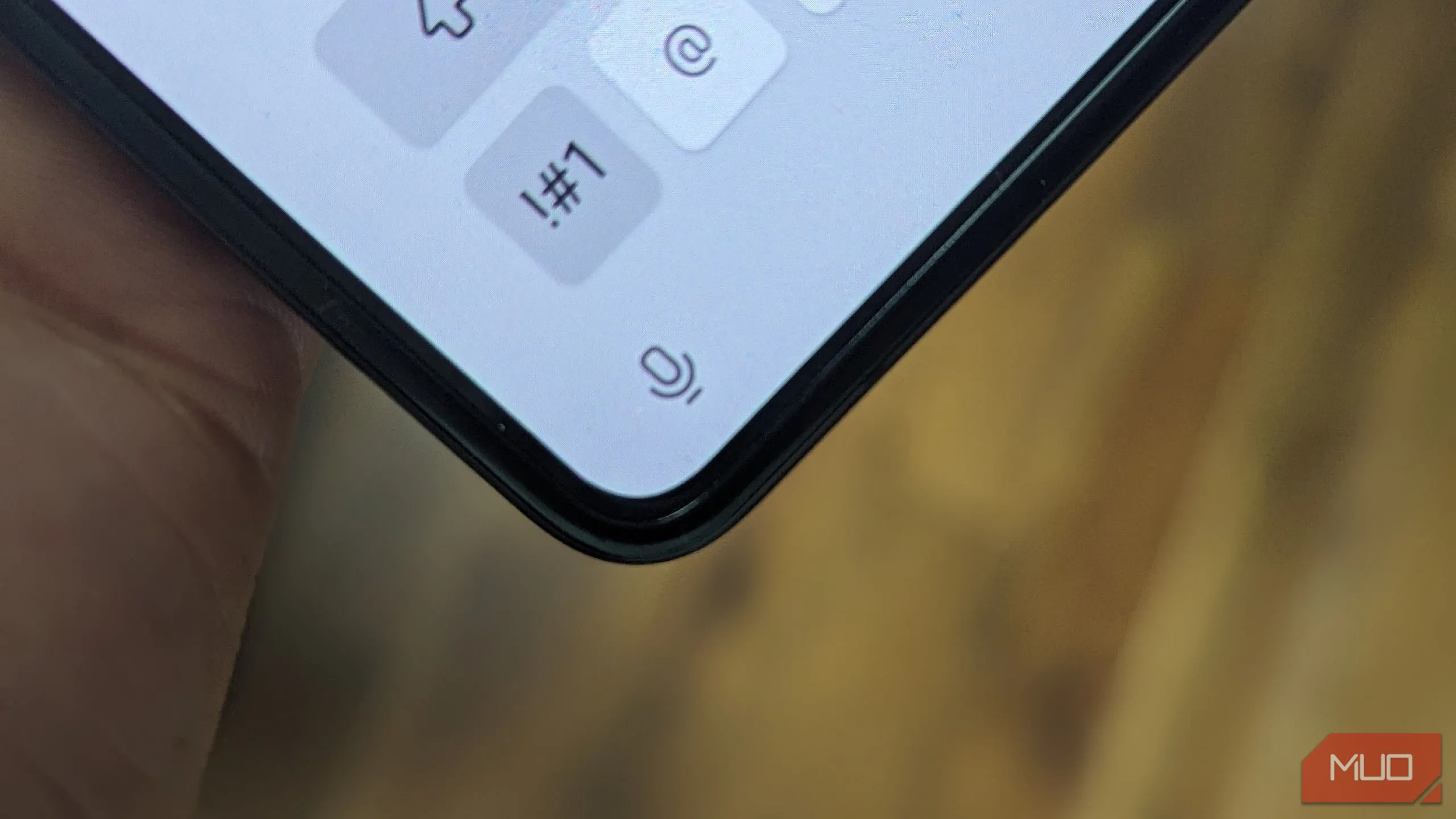 Biểu tượng micro trên bàn phím ảo của điện thoại Samsung Galaxy Z Fold 5, minh họa tính năng gõ giọng nói.