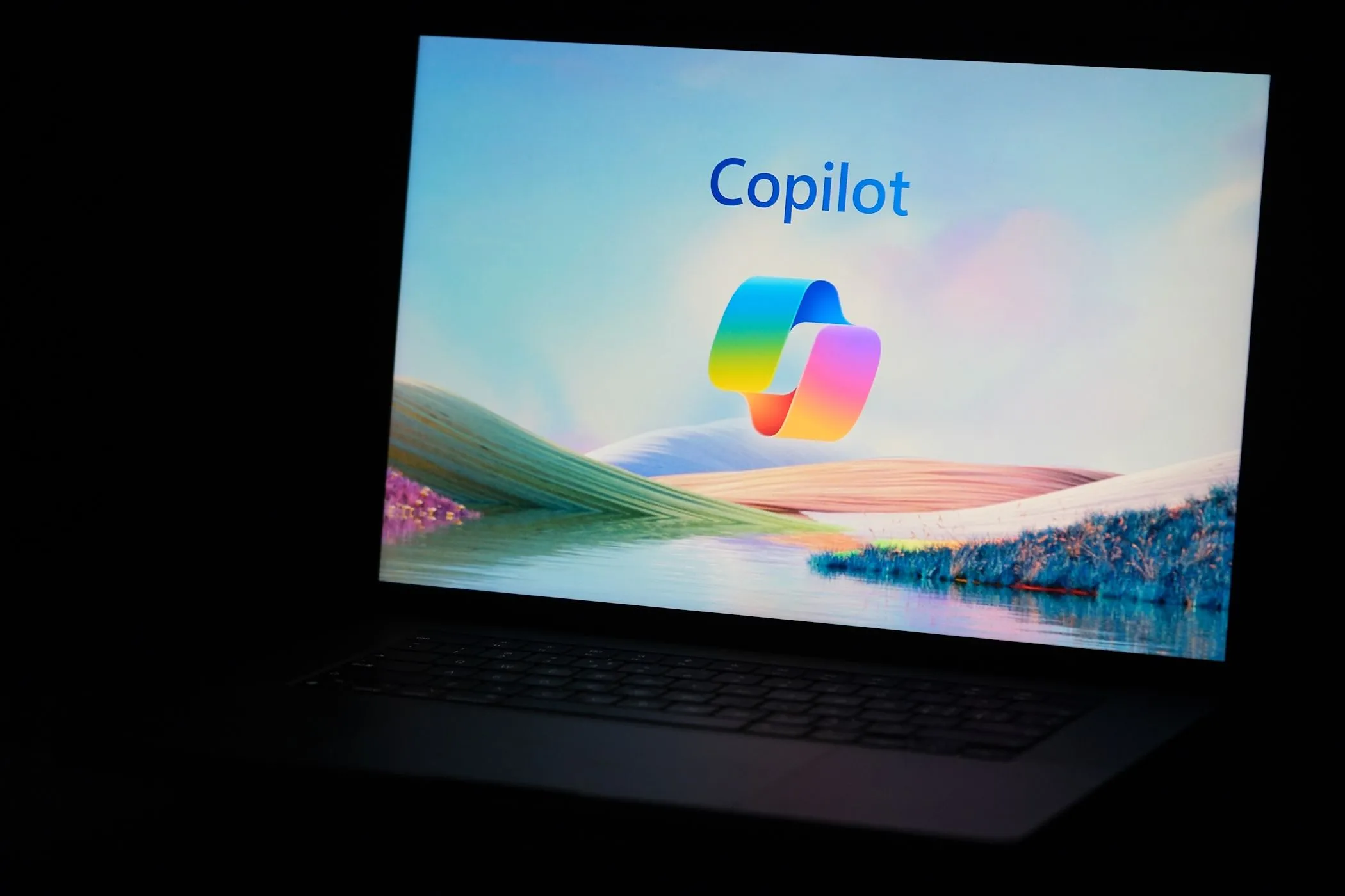 Biểu tượng Microsoft Copilot trên màn hình laptop Windows, thể hiện ứng dụng AI trên máy tính.