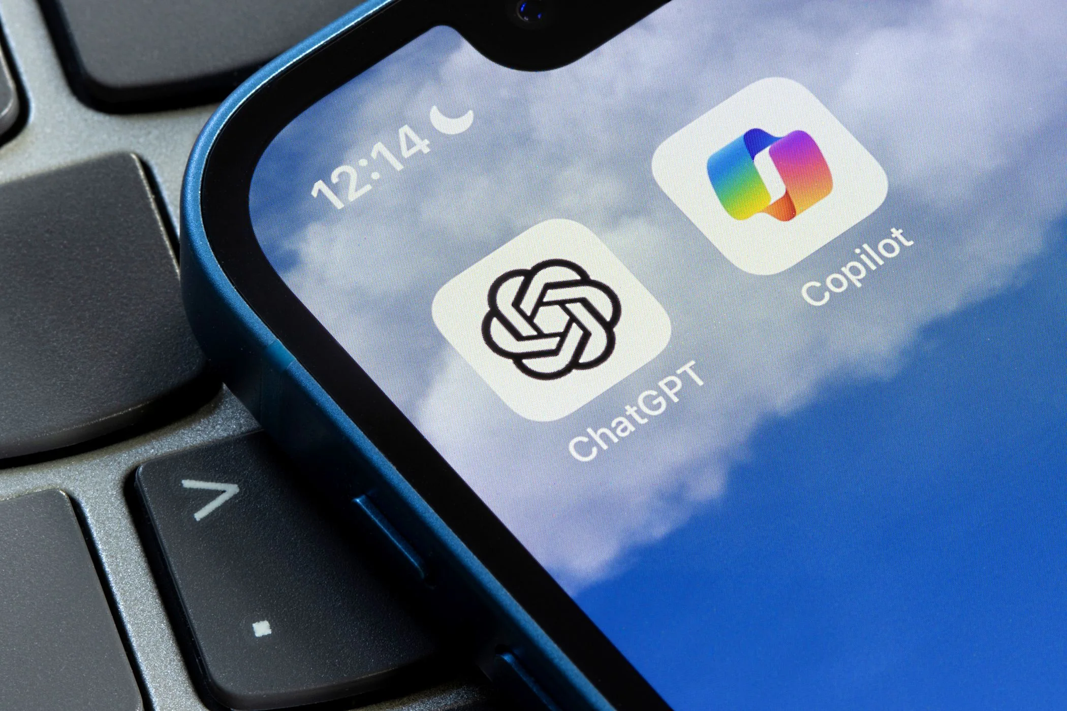 Biểu tượng Microsoft Copilot và ChatGPT trên màn hình điện thoại thông minh, tượng trưng cho công nghệ AI.