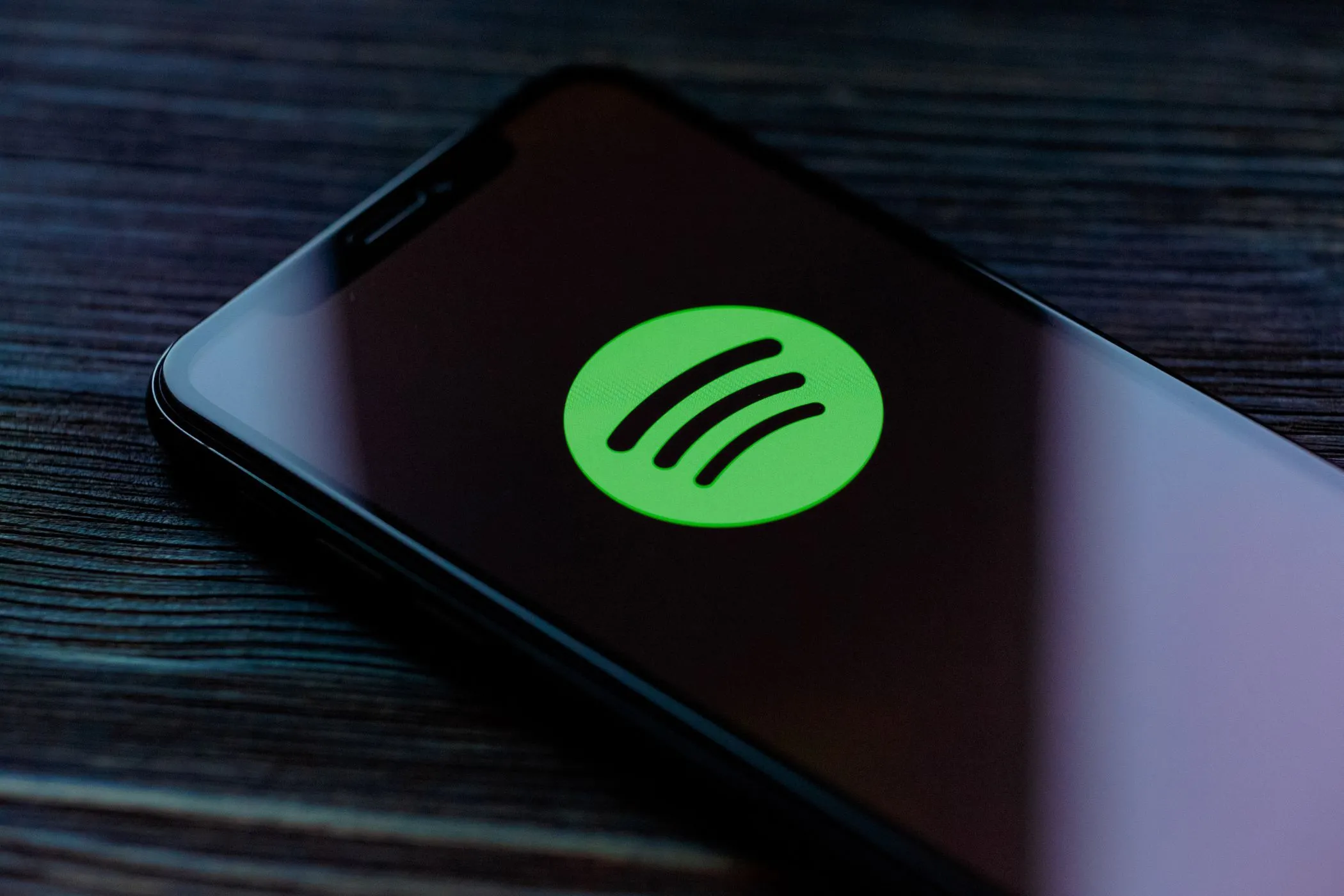 Biểu tượng Spotify trên màn hình điện thoại thông minh, tượng trưng cho việc ứng dụng thu thập dữ liệu nghe nhạc