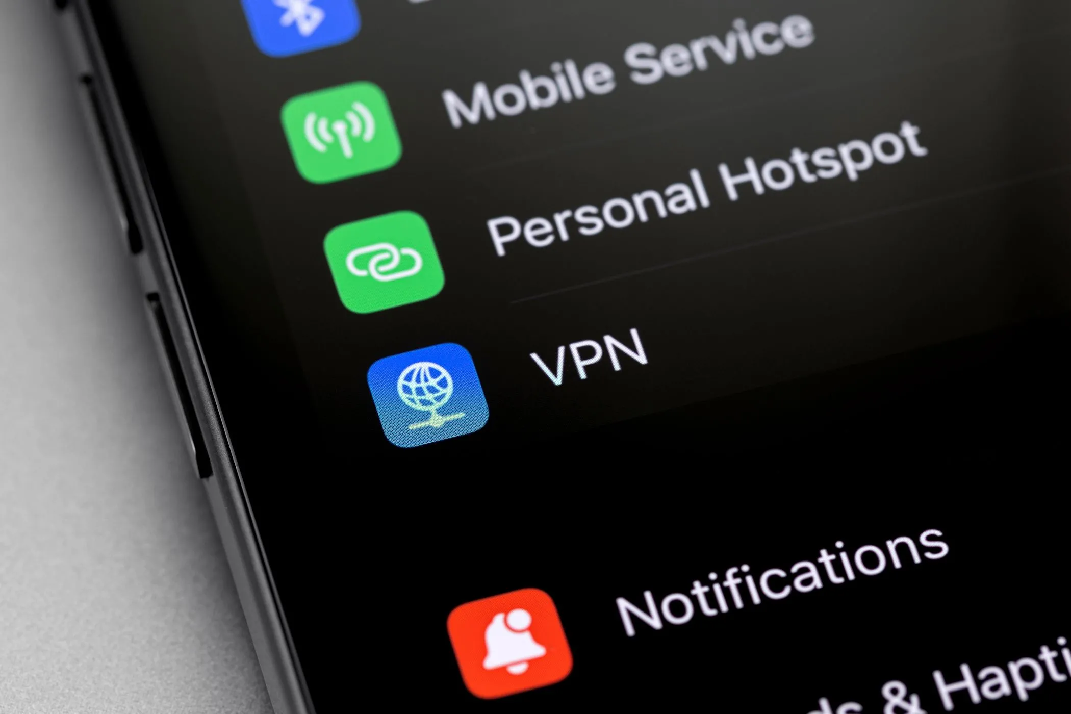 Biểu tượng ứng dụng VPN trên màn hình điện thoại thông minh, thể hiện kết nối mạng riêng ảo