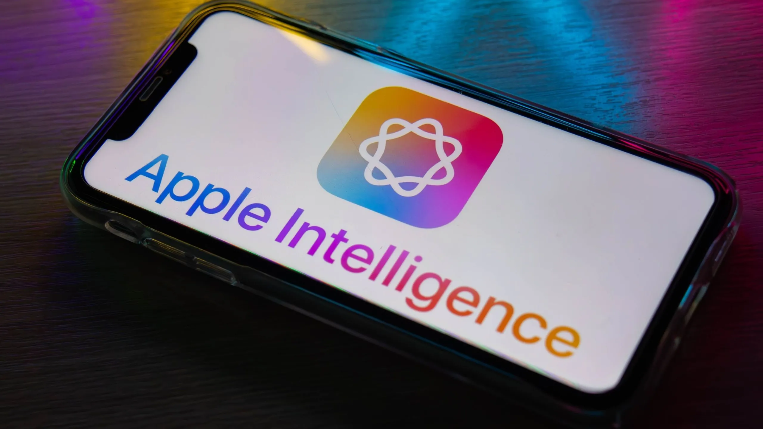 Biểu tượng và chữ &quot;Apple Intelligence&quot; trên màn hình iPhone, minh họa cho công nghệ trí tuệ nhân tạo của Apple đang trong quá trình phát triển